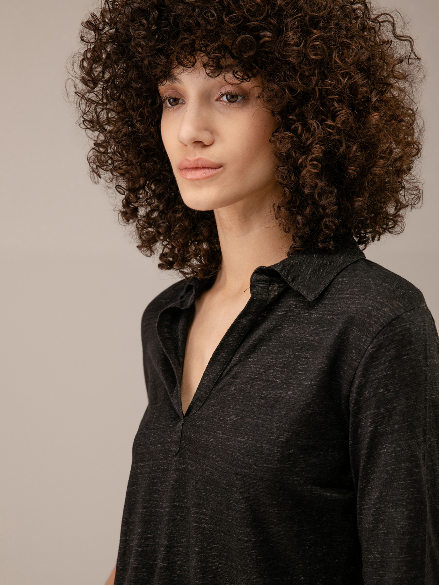 Detailansicht von Poloshirt mit 3/4-Arm aus Leinen von UNIVERSEL