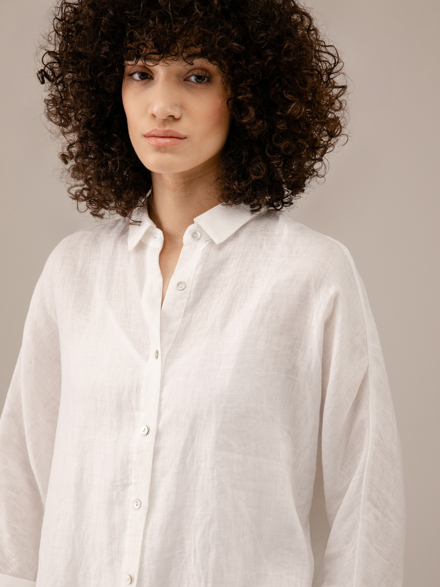 Detailansicht von Leinenbluse von JC SOPHIE