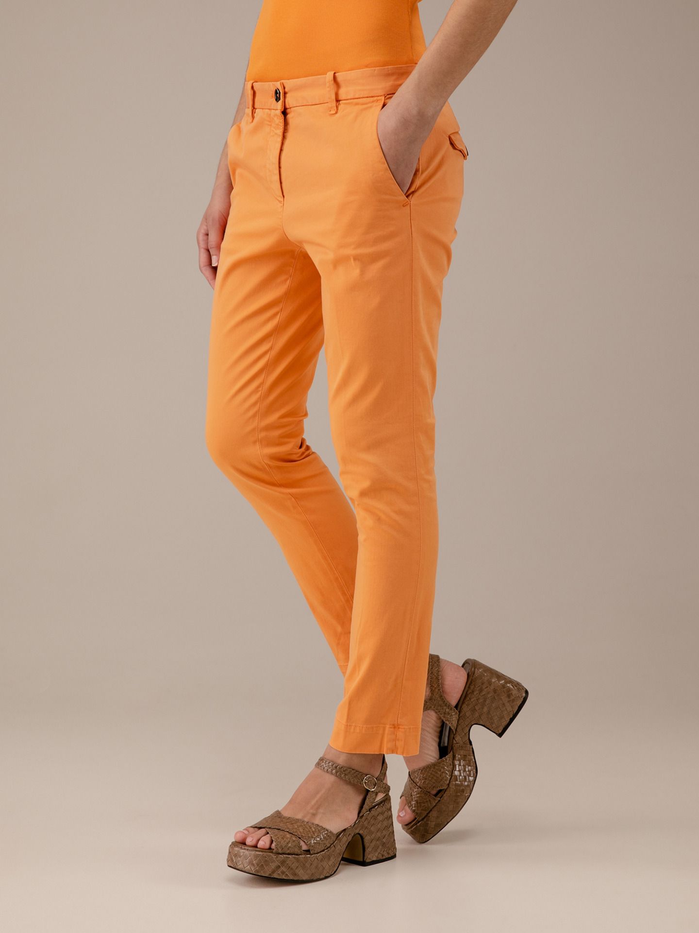 Detailansicht von Chinohose aus Baumwolle von NINE IN THE MORNING