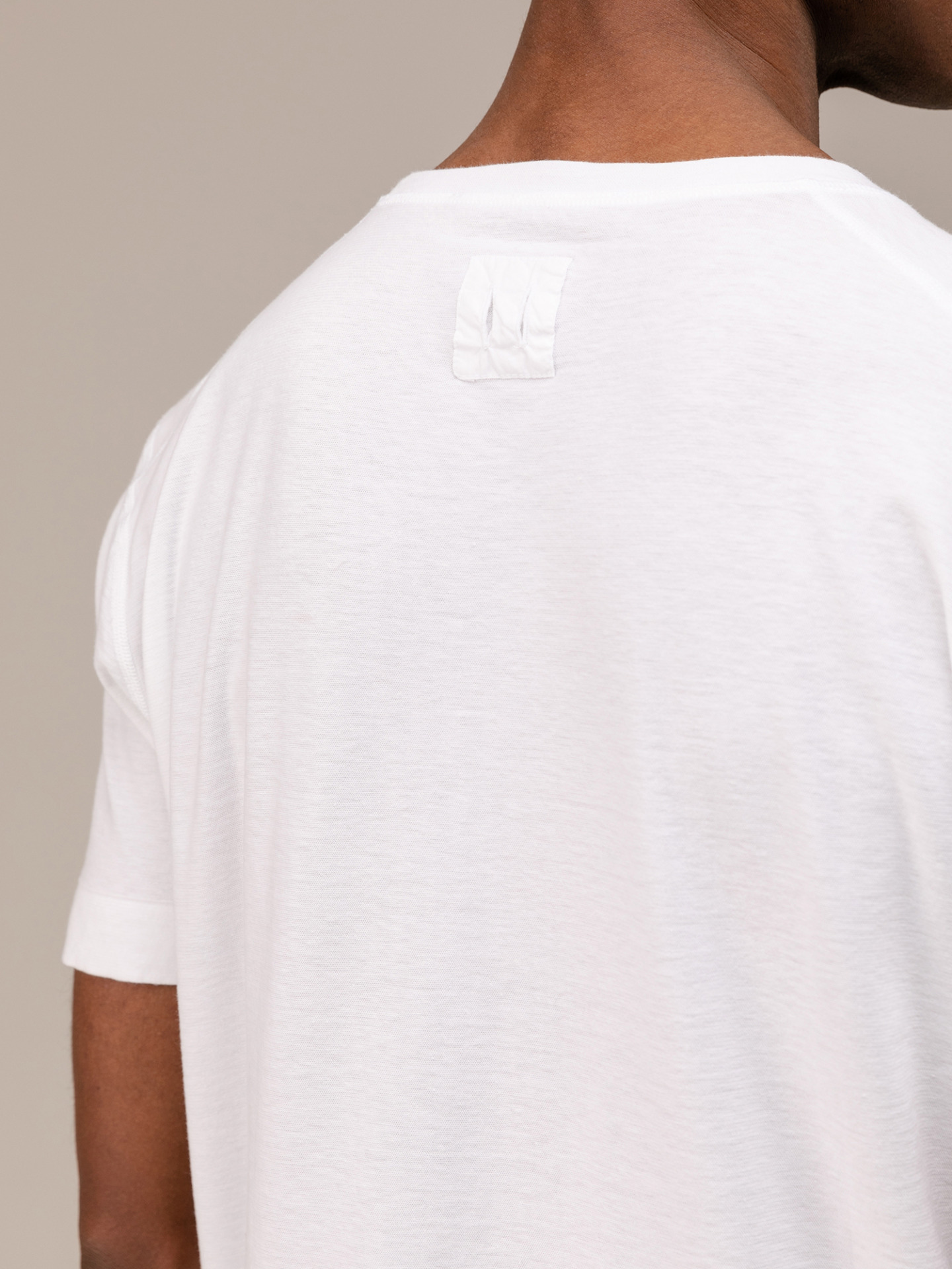 Detailansicht von T-Shirt aus Baumwolle von HANNES ROETHER