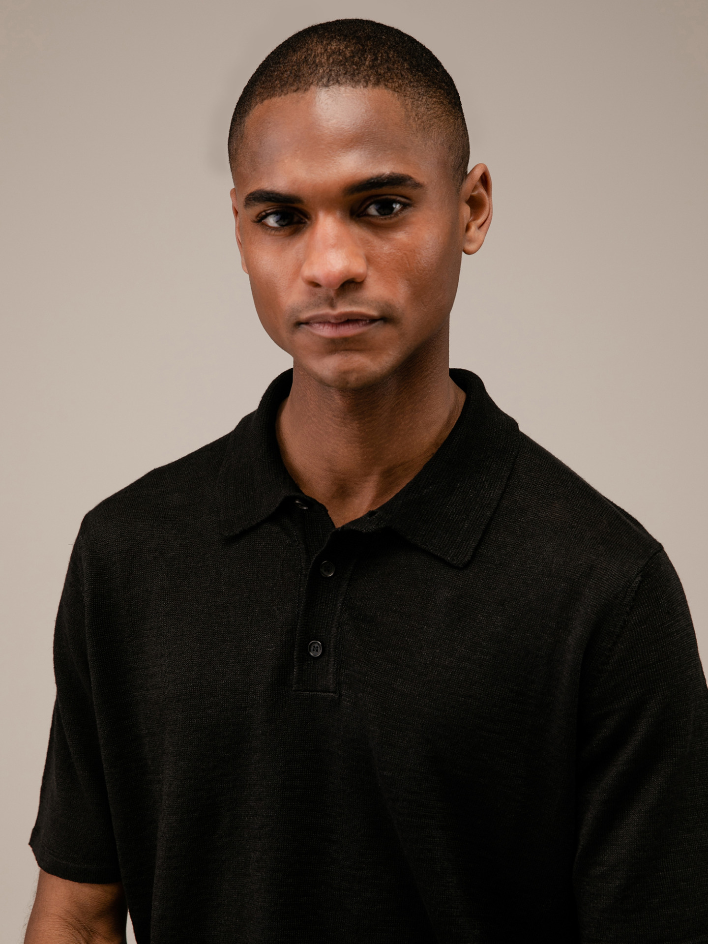 Detailansicht von Poloshirt aus Leinen von ROBERTO COLLINA