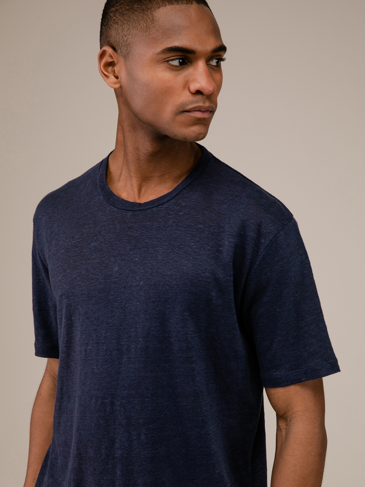 Detailansicht von T-Shirt aus Leinen von PHIL PETTER