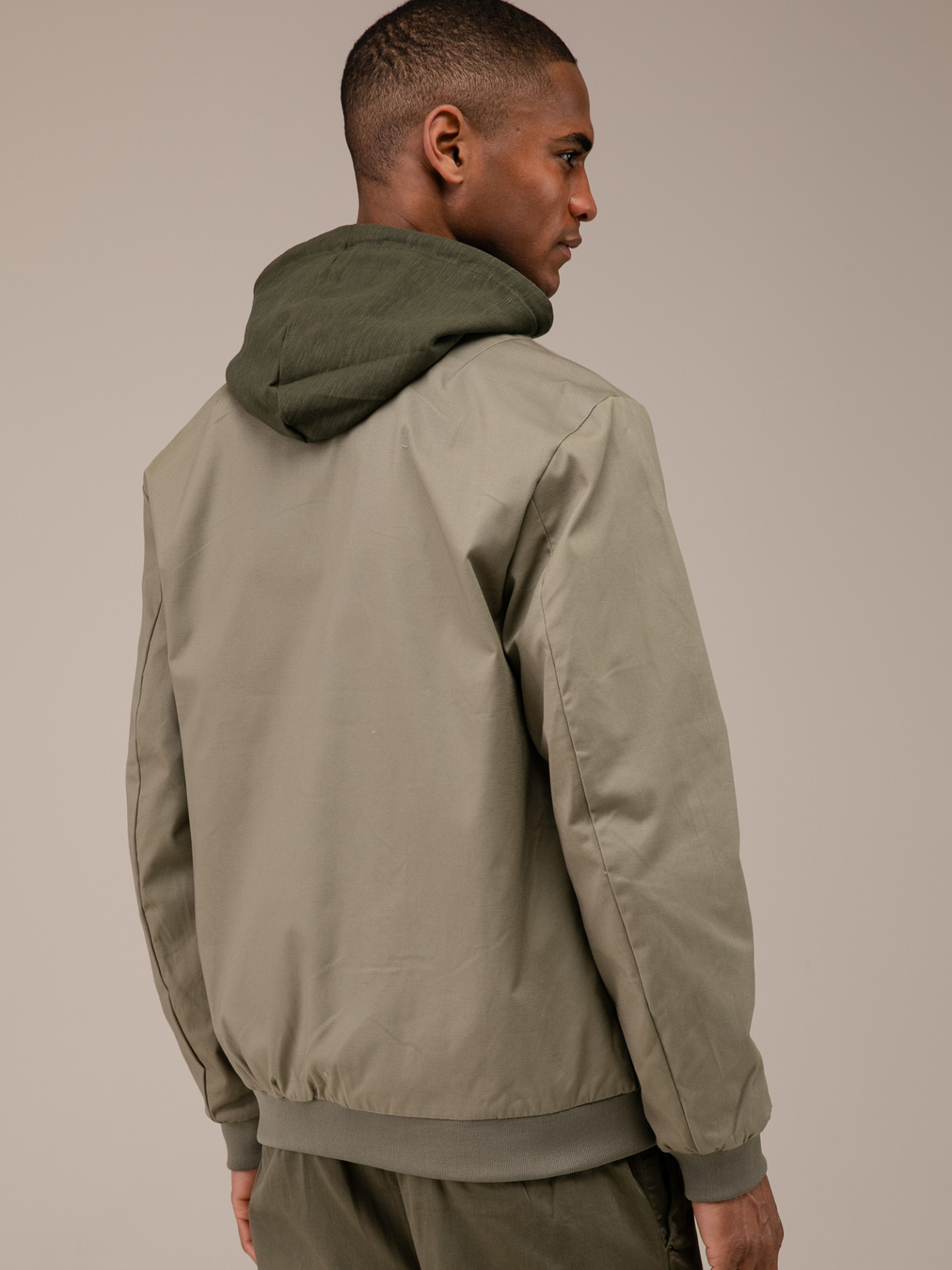 Detailansicht von College-Jacke von NOWADAYS