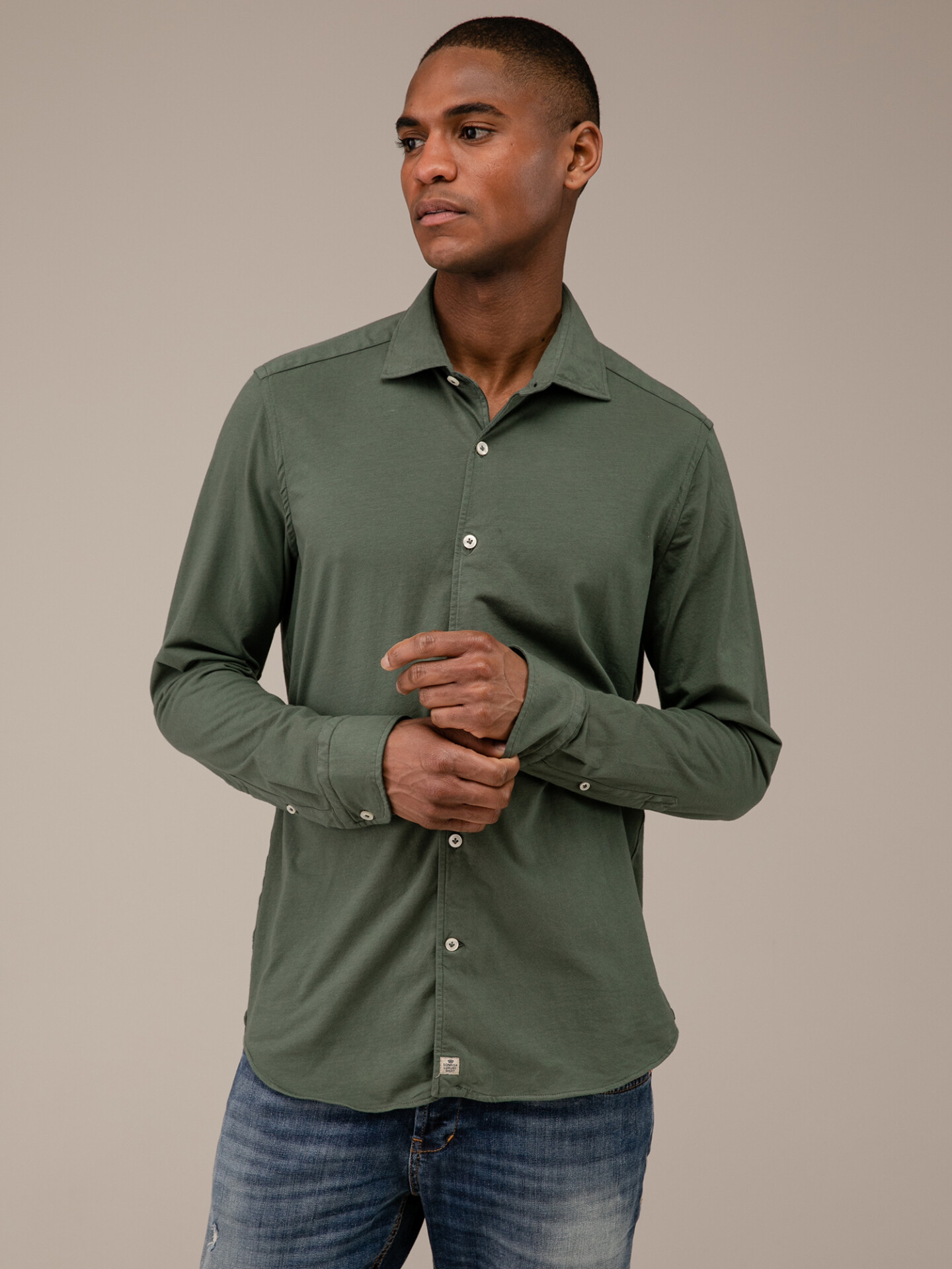 Detailansicht von Baumwollhemd mit Haifischkragen von SONRISA