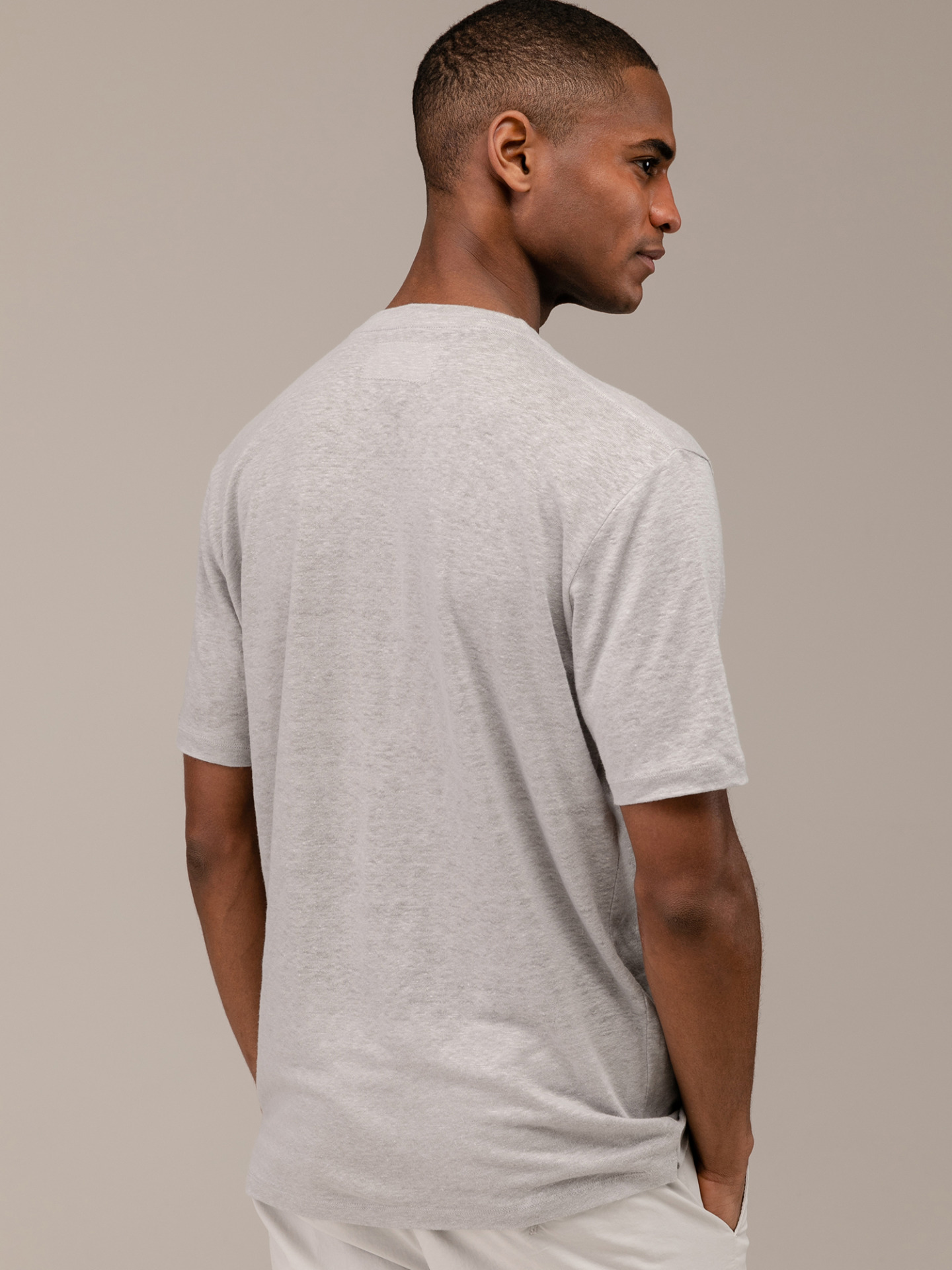 Detailansicht von T-Shirt aus Leinen von PHIL PETTER