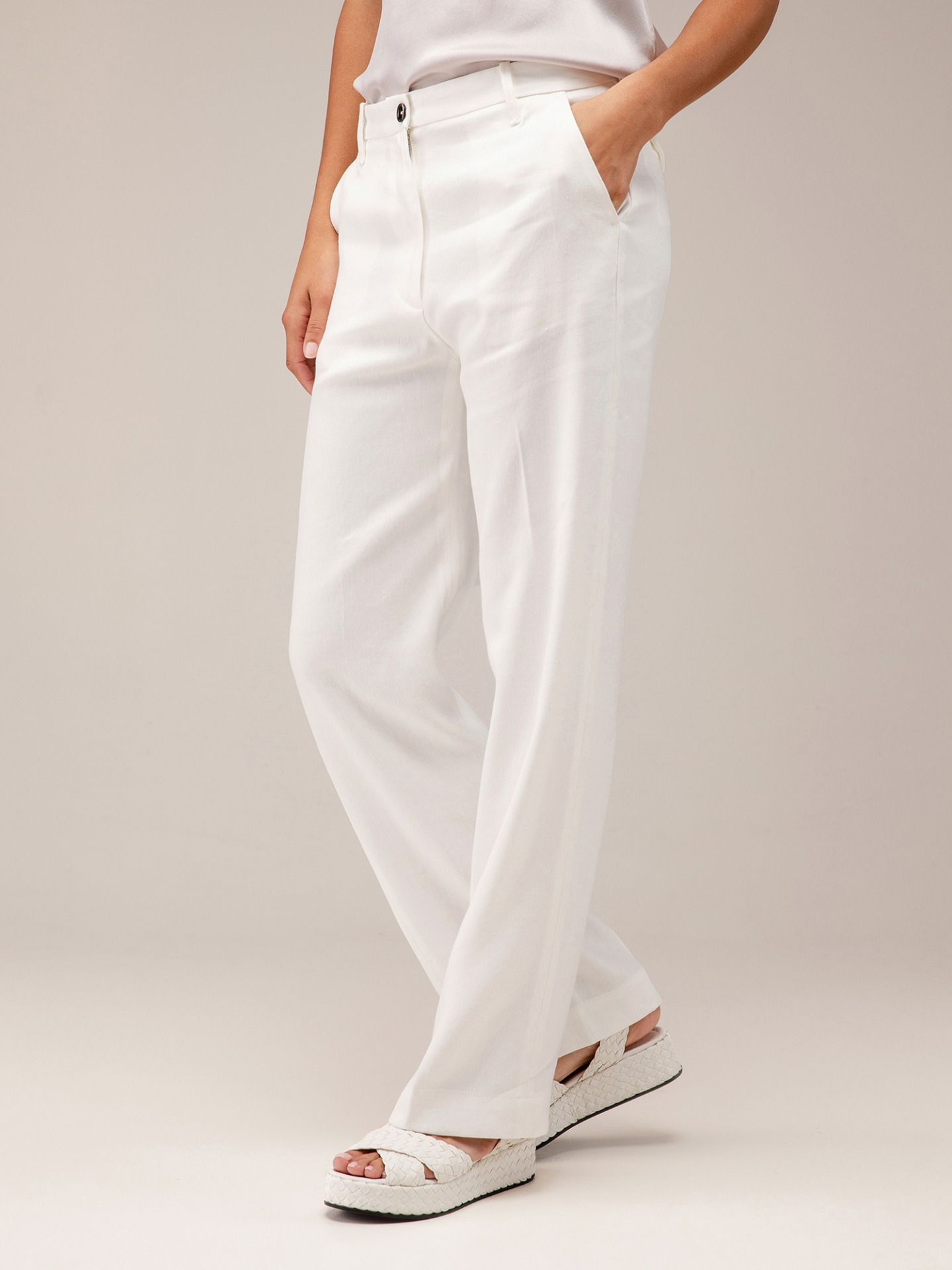 Detailansicht von Weite Hose aus Leinen von NINE IN THE MORNING