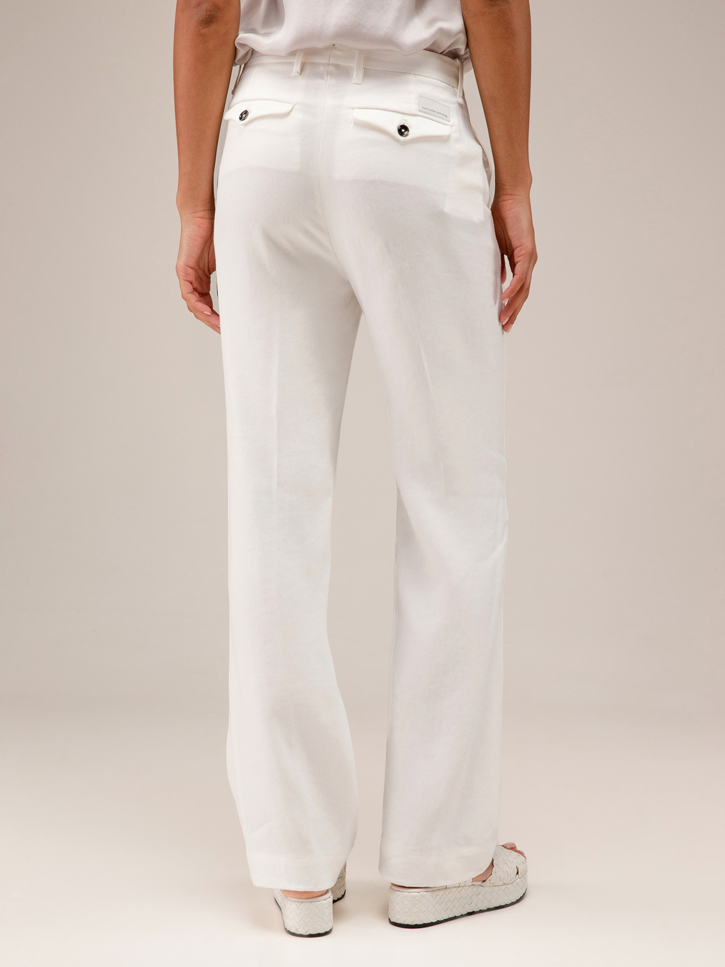 Detailansicht von Weite Hose aus Leinen von NINE IN THE MORNING