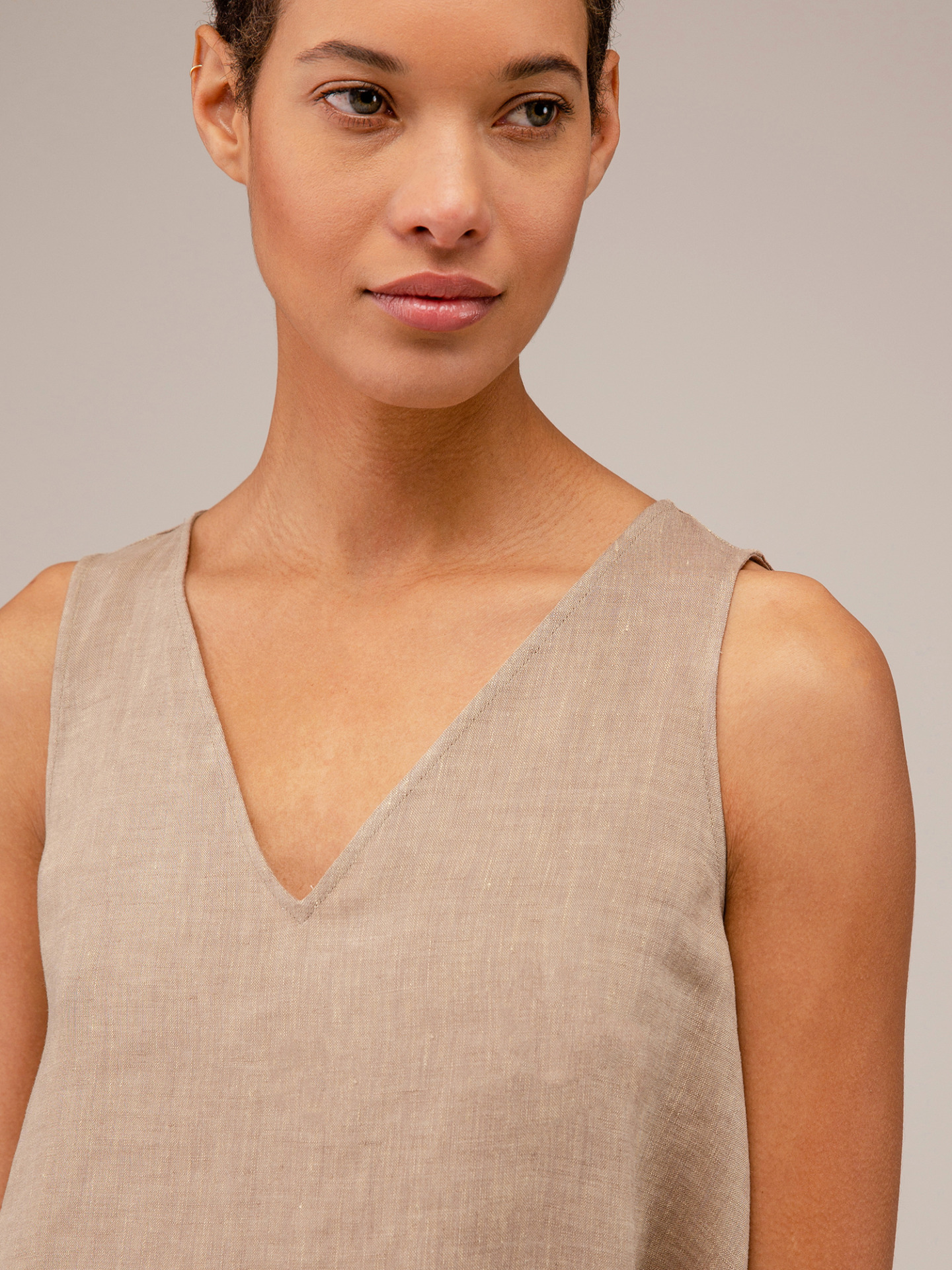 Detailansicht von Blusentop aus Leinen von ANTONELLI