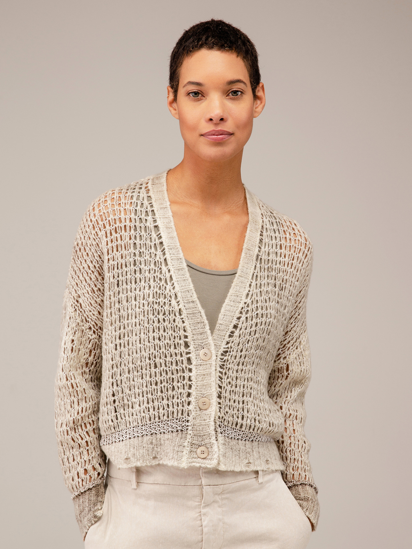 Detailansicht von Cropped Strickjacke aus Cashmere von AVANT TOI