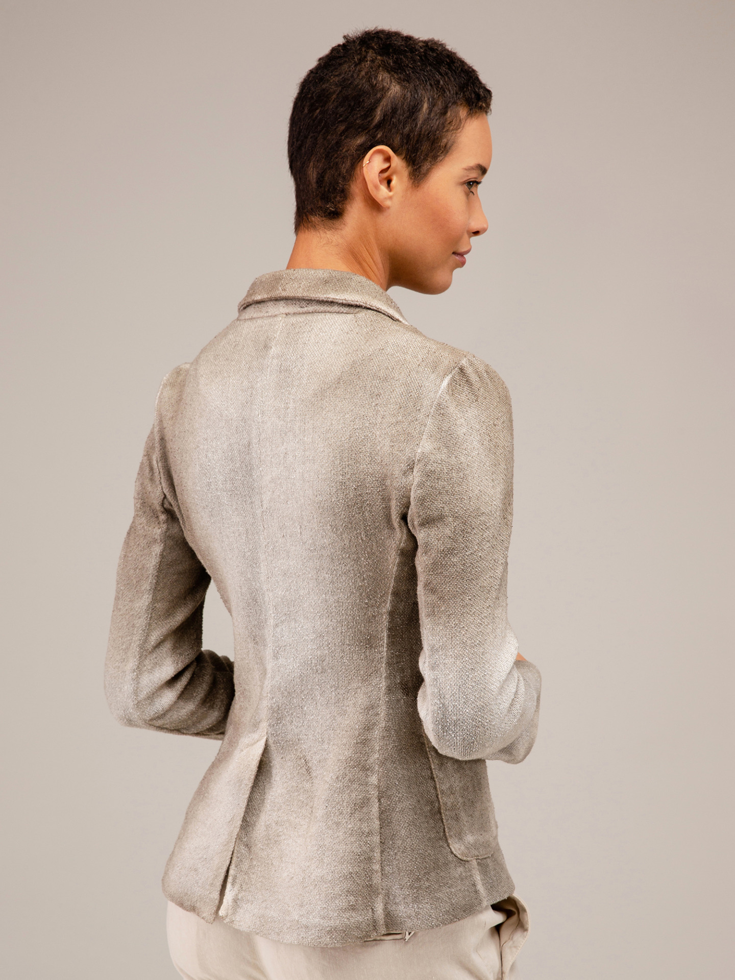 Detailansicht von Taillierter Blazer von AVANT TOI