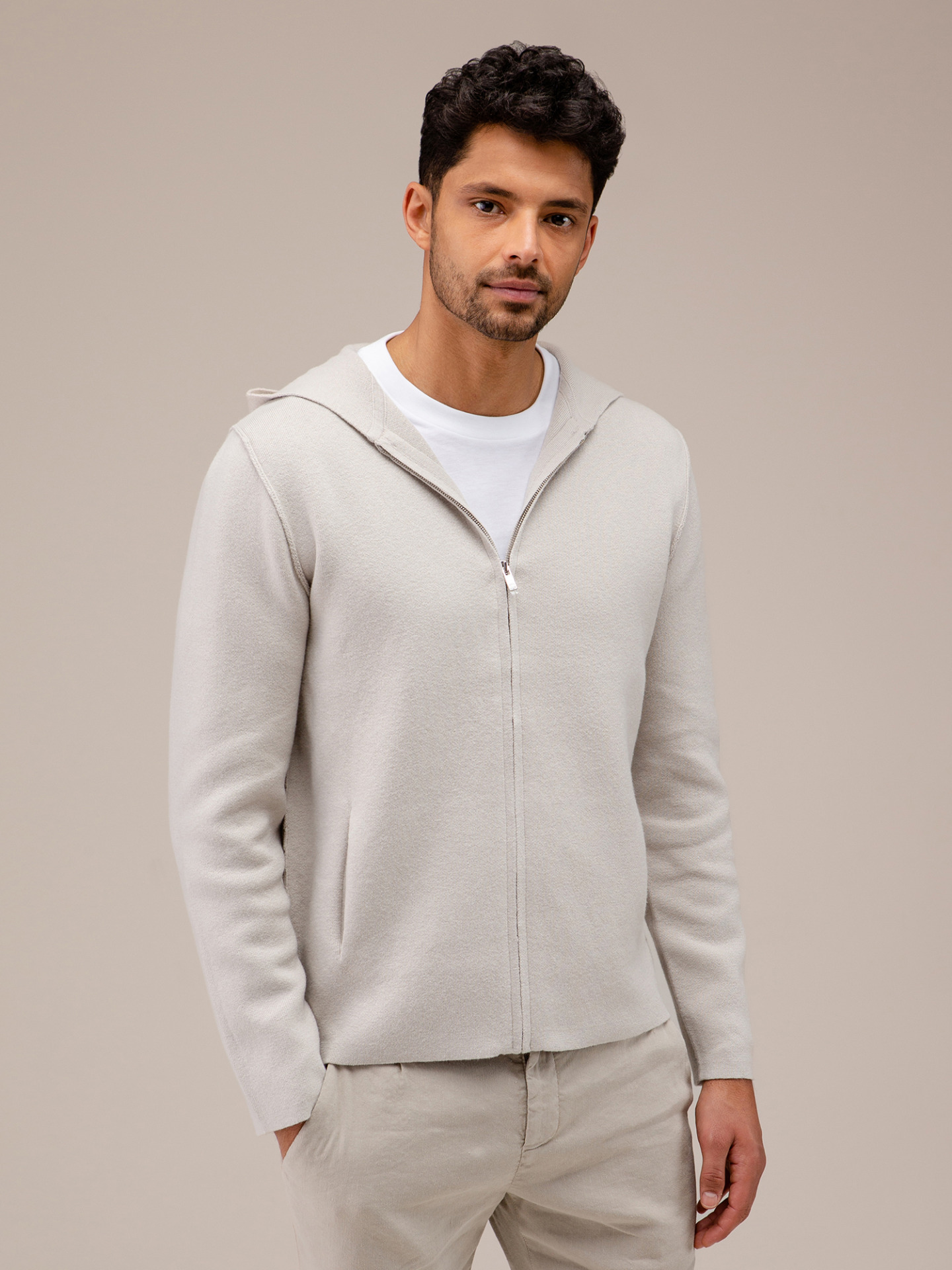 Detailansicht von Strickjacke mit Kapuze von KIEFERMANN