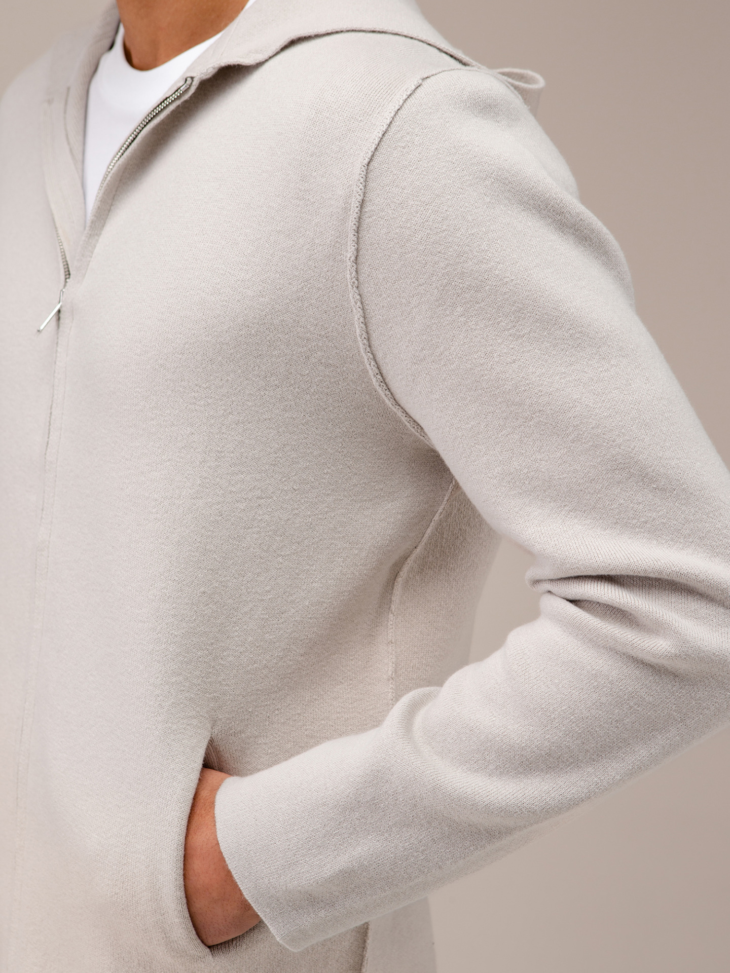 Detailansicht von Strickjacke mit Kapuze von KIEFERMANN