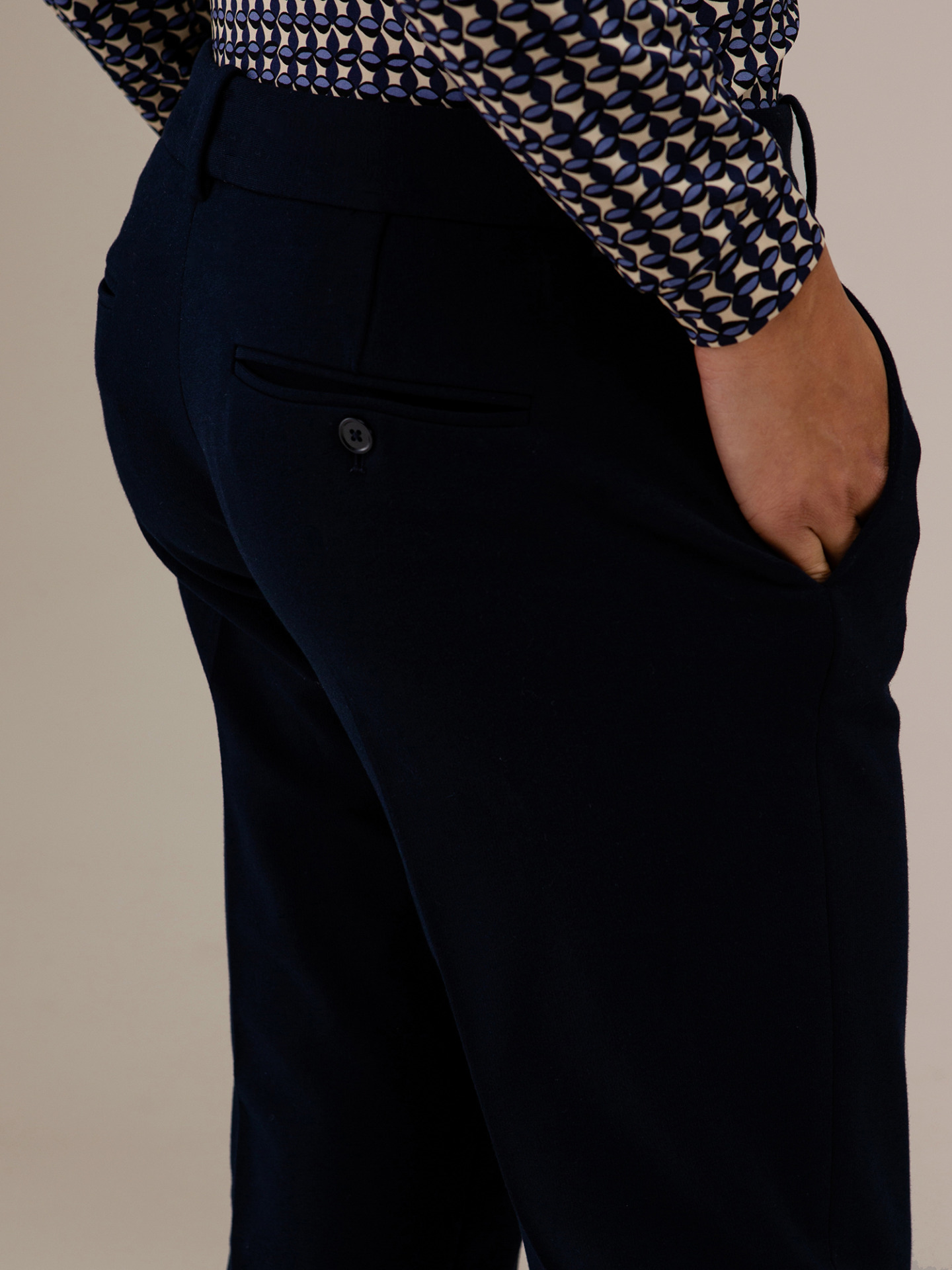 Detailansicht von Chinohose aus Baumwolle von CIRCOLO