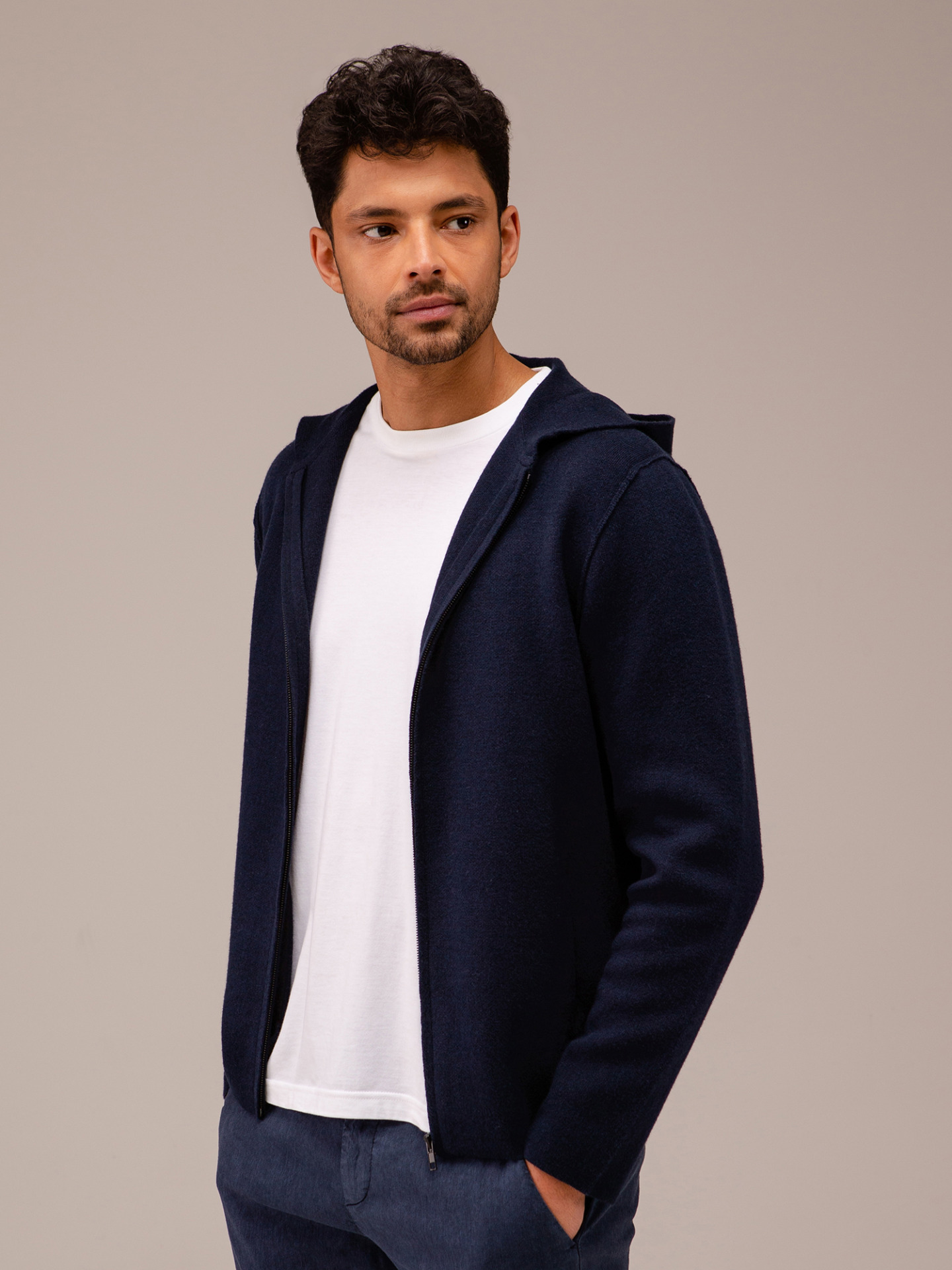 Detailansicht von Strickjacke mit Kapuze von KIEFERMANN