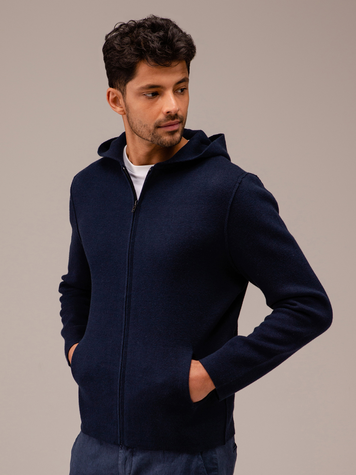 Detailansicht von Strickjacke mit Kapuze von KIEFERMANN