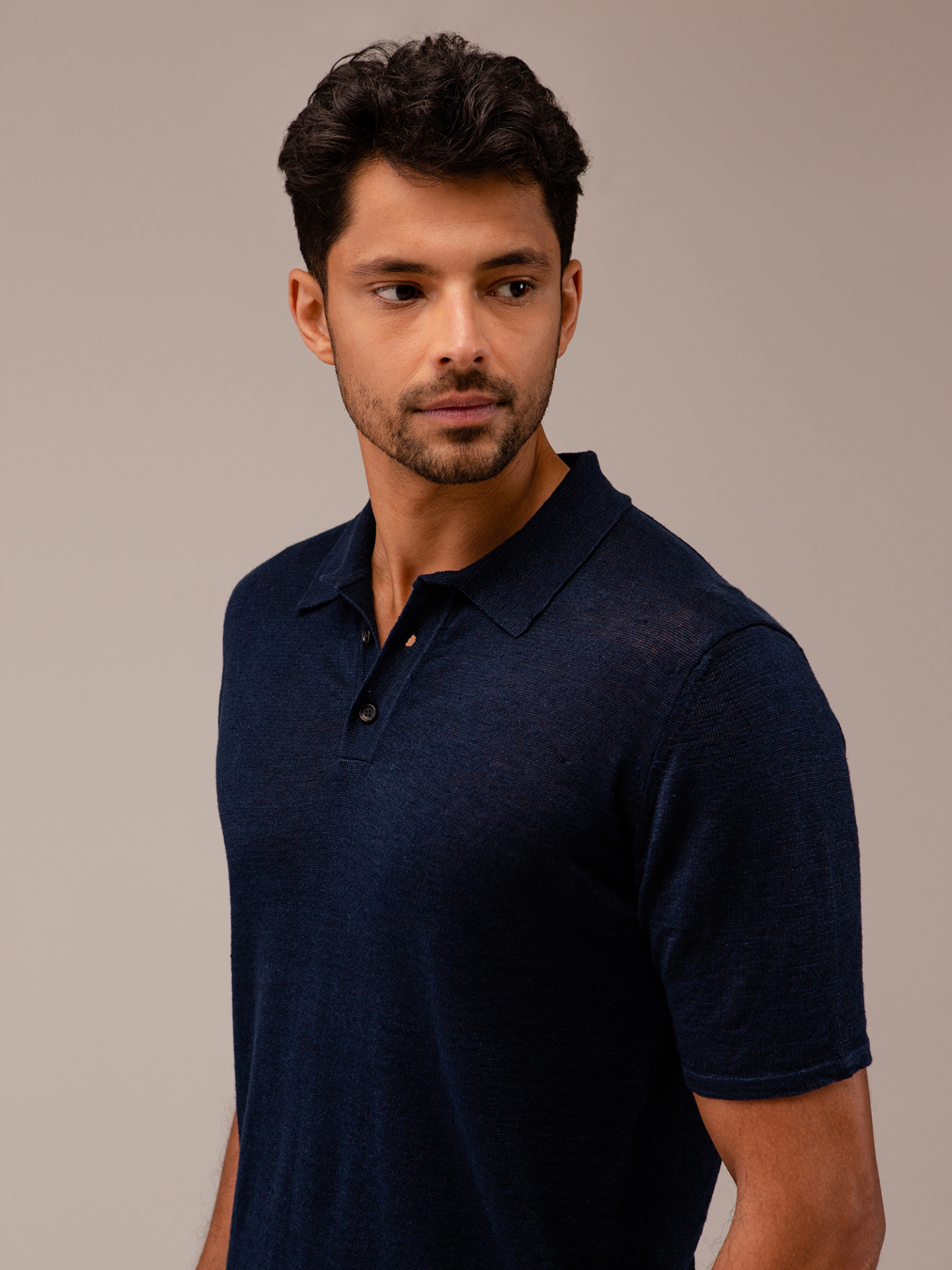 Detailansicht von Poloshirt aus Leinen von ROBERTO COLLINA