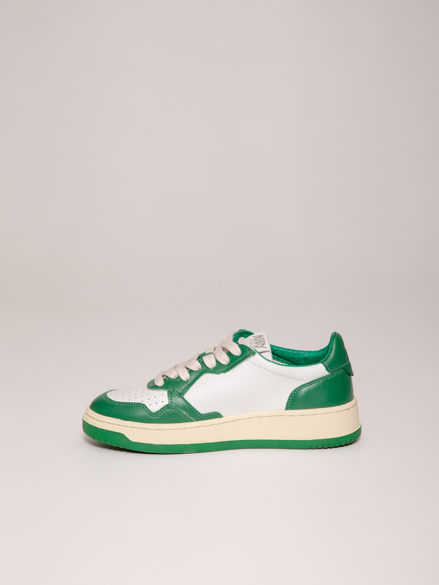 Detailansicht von Sneaker aus Leder von AUTRY