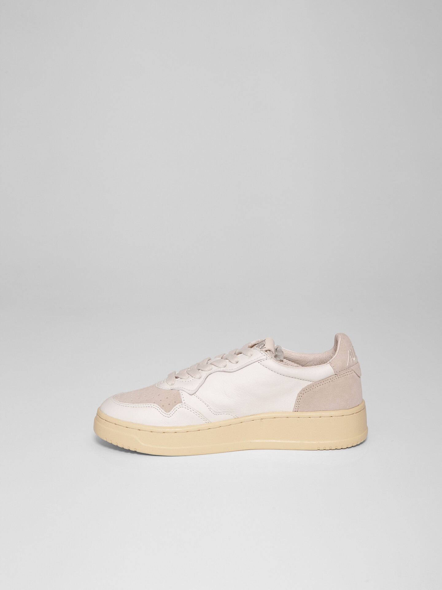 Detailansicht von Sneaker aus Leder von AUTRY