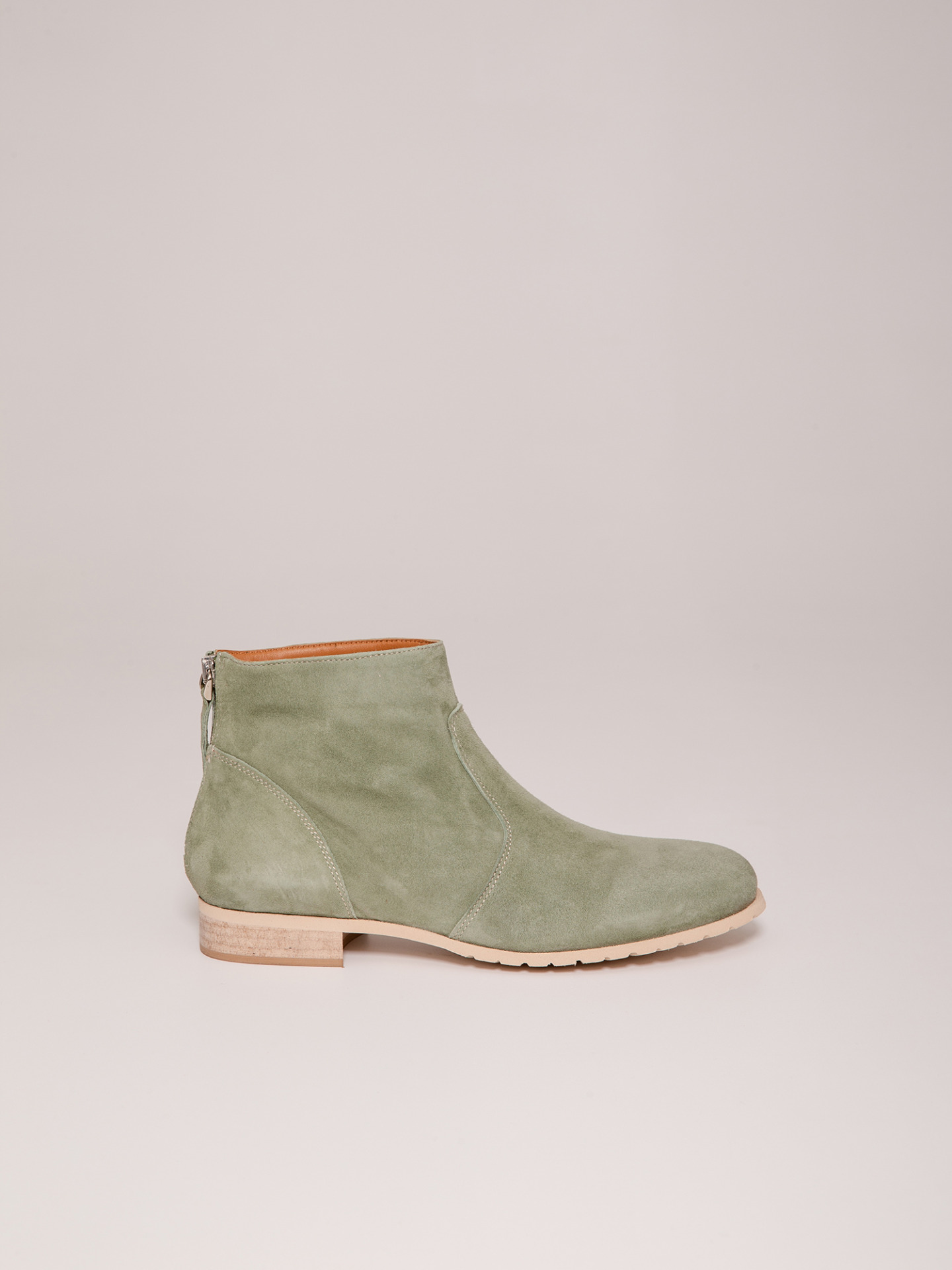 Detailansicht von Stiefelette aus Veloursleder von THEA MIKA