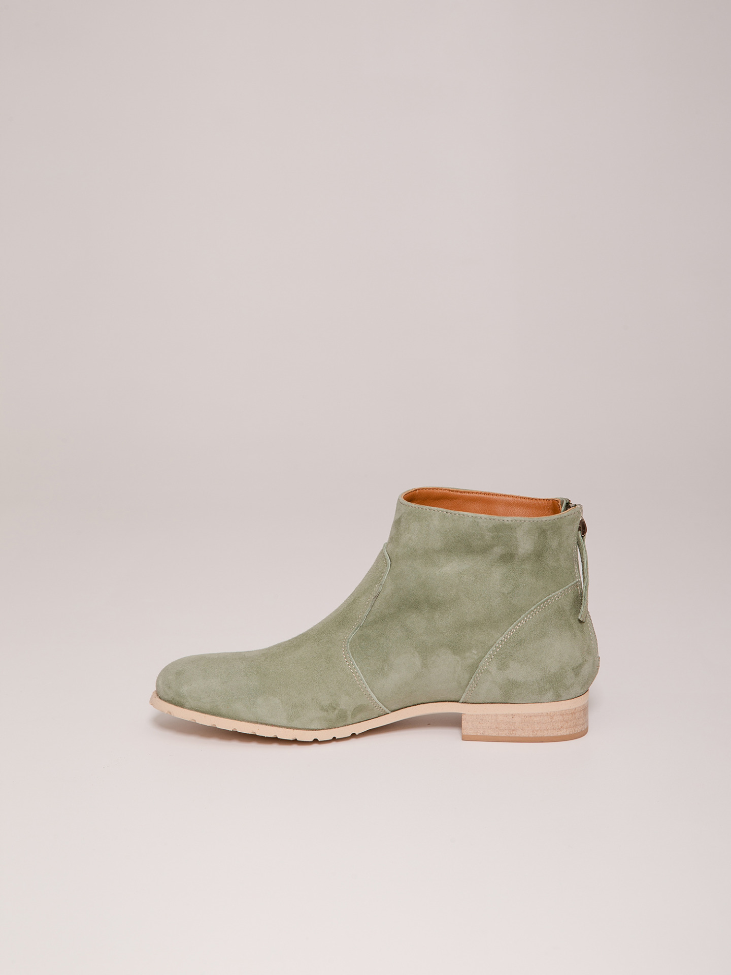 Detailansicht von Stiefelette aus Veloursleder von THEA MIKA