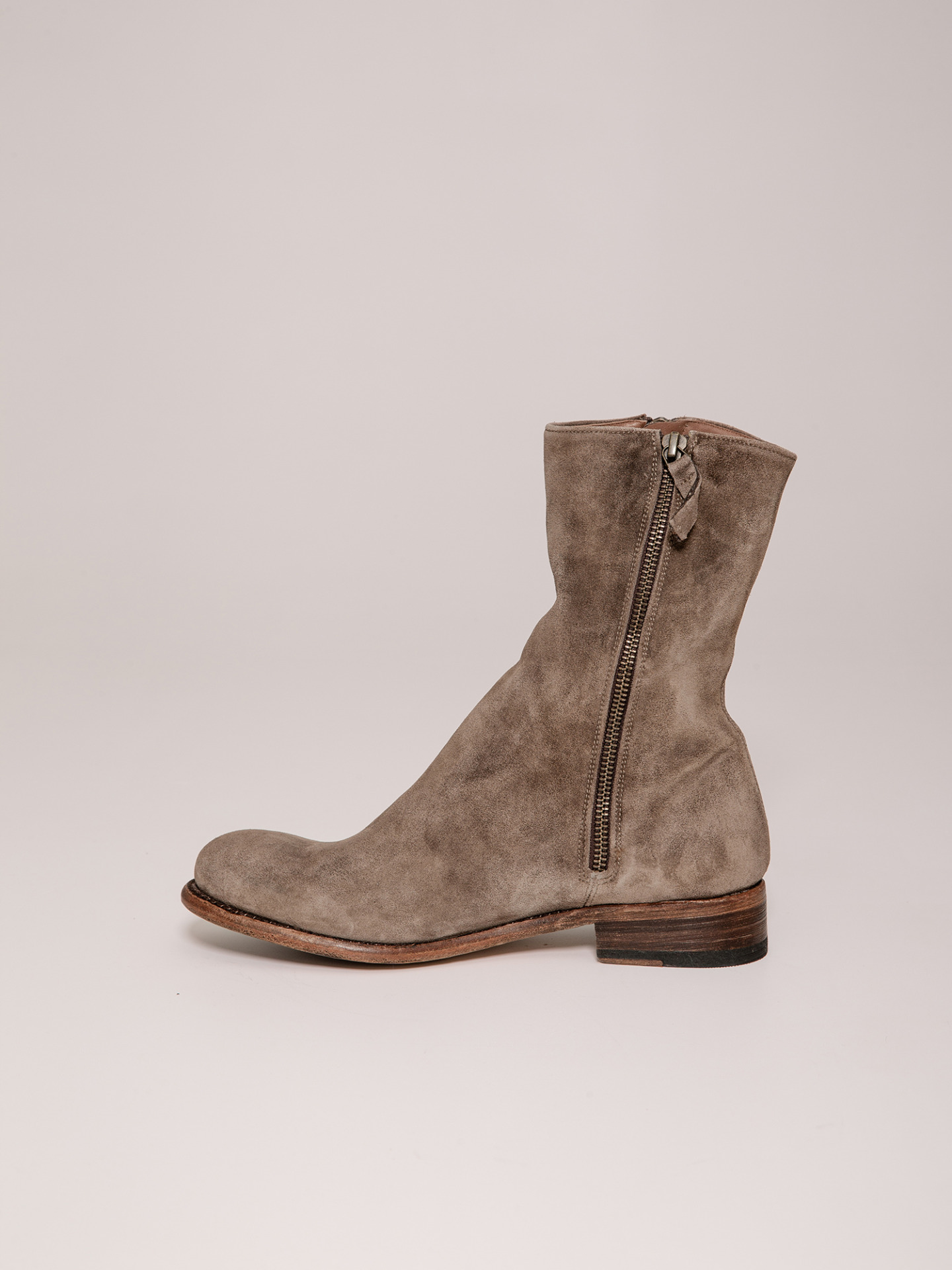 Detailansicht von Stiefelette aus Veloursleder von CORDWAINER