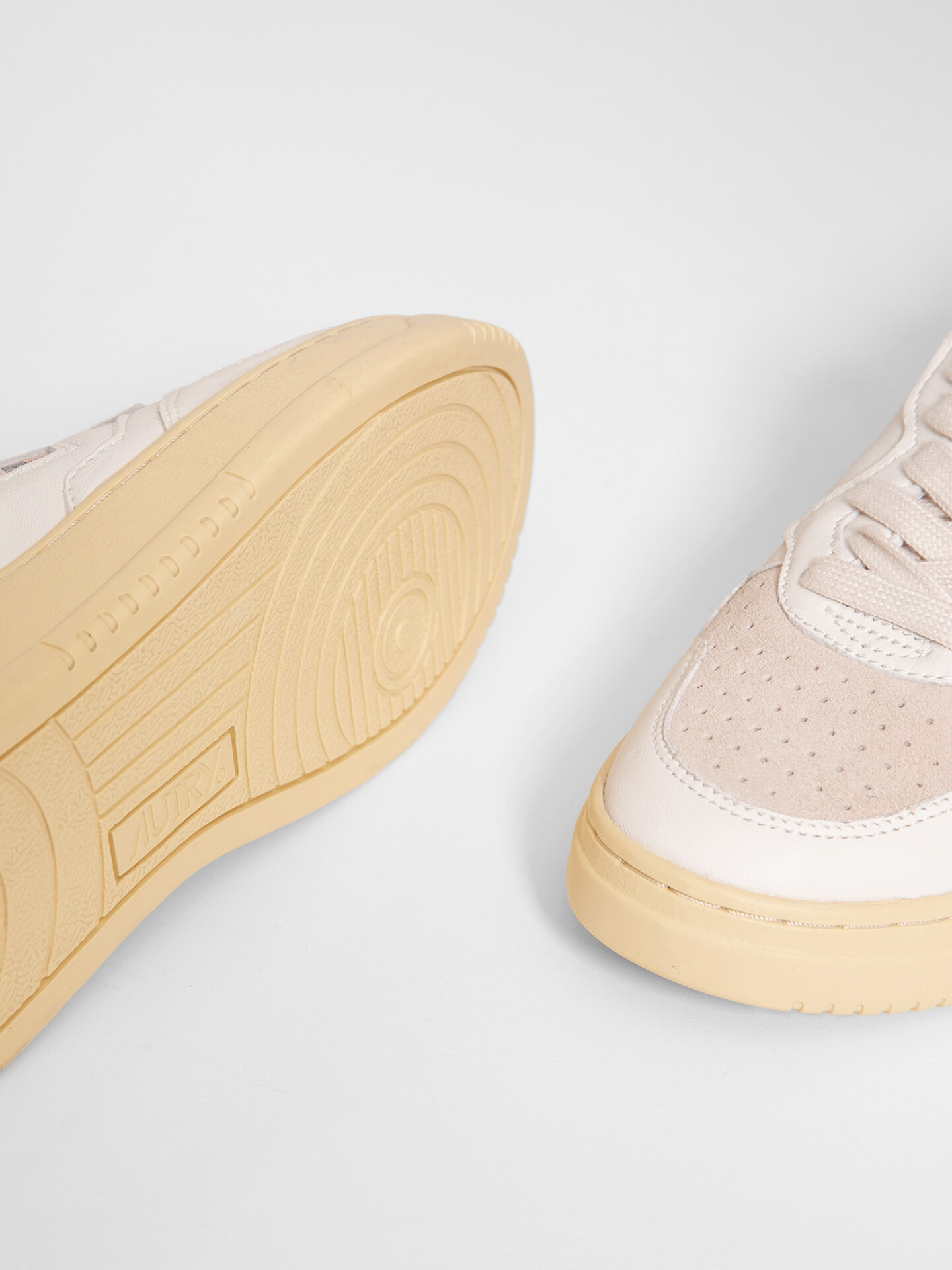 Detailansicht von Sneaker aus Leder von AUTRY