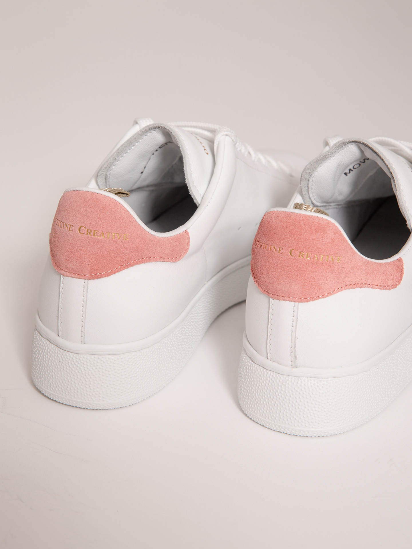 Detailansicht von Sneaker aus Leder von OFFICINE CREATIVE