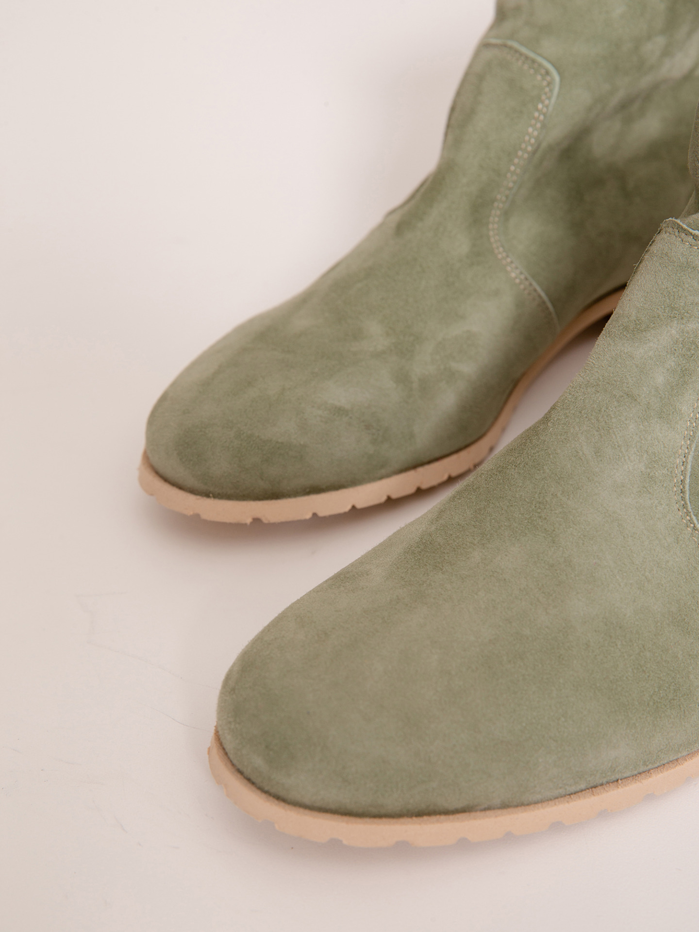 Detailansicht von Stiefelette aus Veloursleder von THEA MIKA