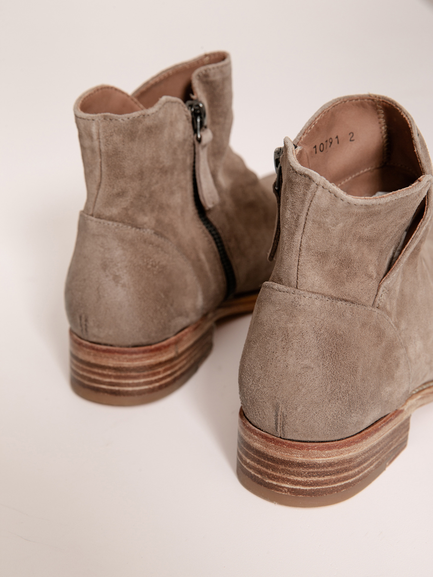 Detailansicht von Stiefelette aus Veloursleder von CORDWAINER