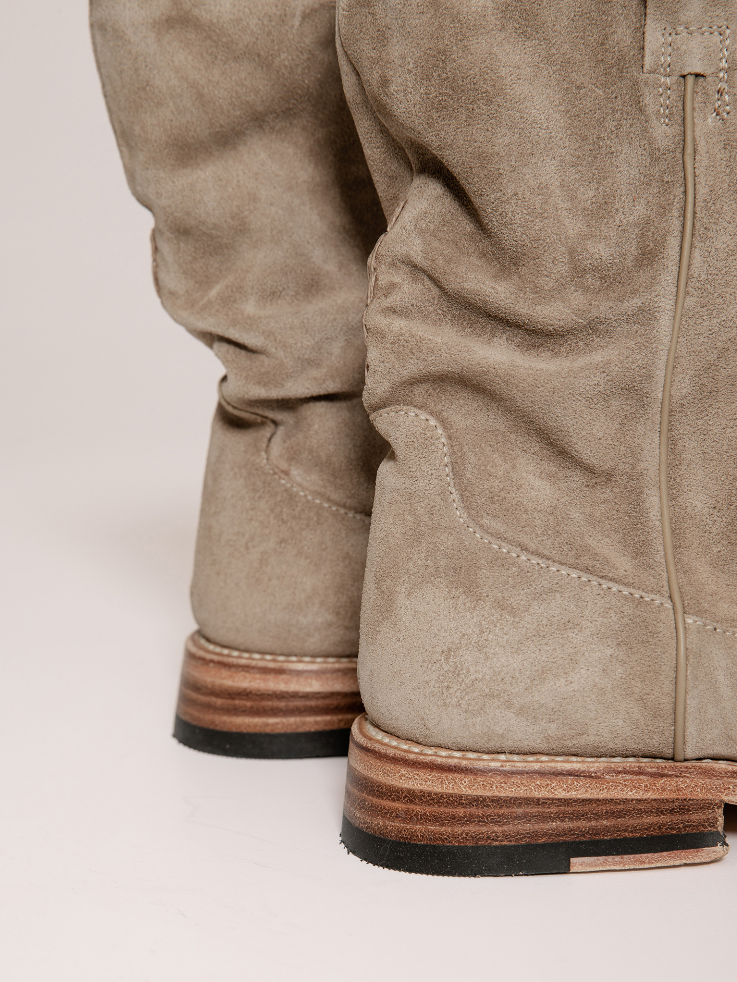 Detailansicht von Stiefel aus Verloursleder von CORDWAINER