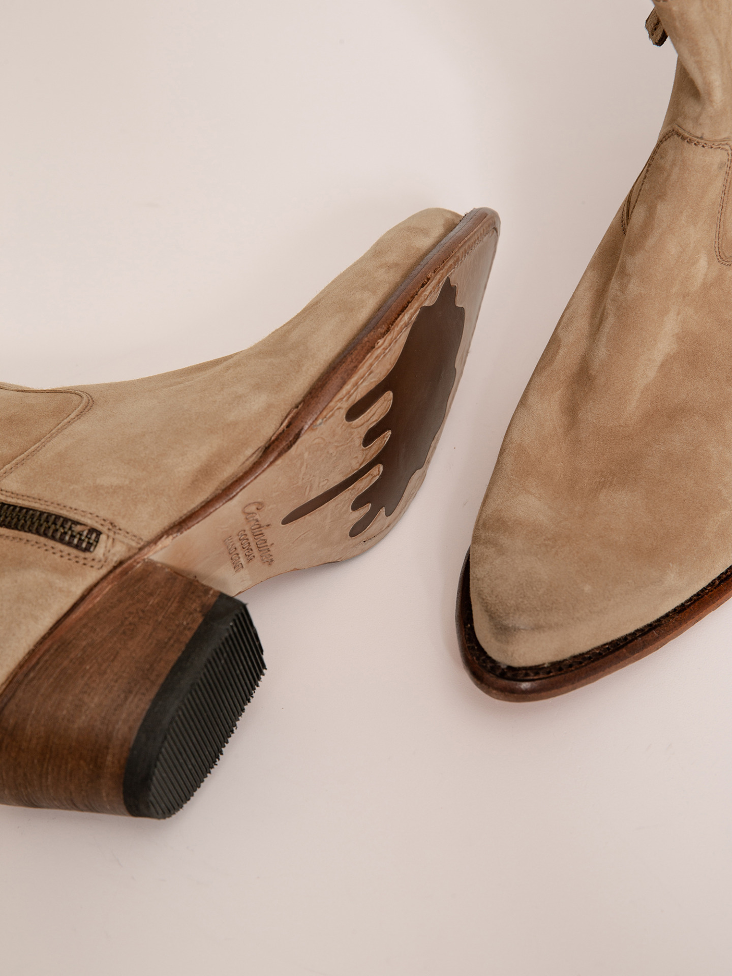 Detailansicht von Stiefelette aus Veloursleder von CORDWAINER