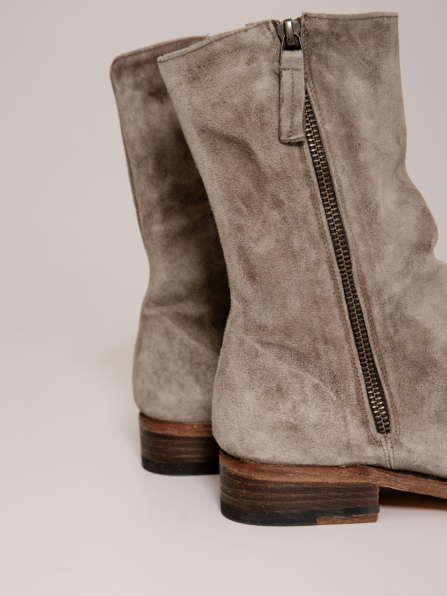 Detailansicht von Stiefelette aus Veloursleder von CORDWAINER