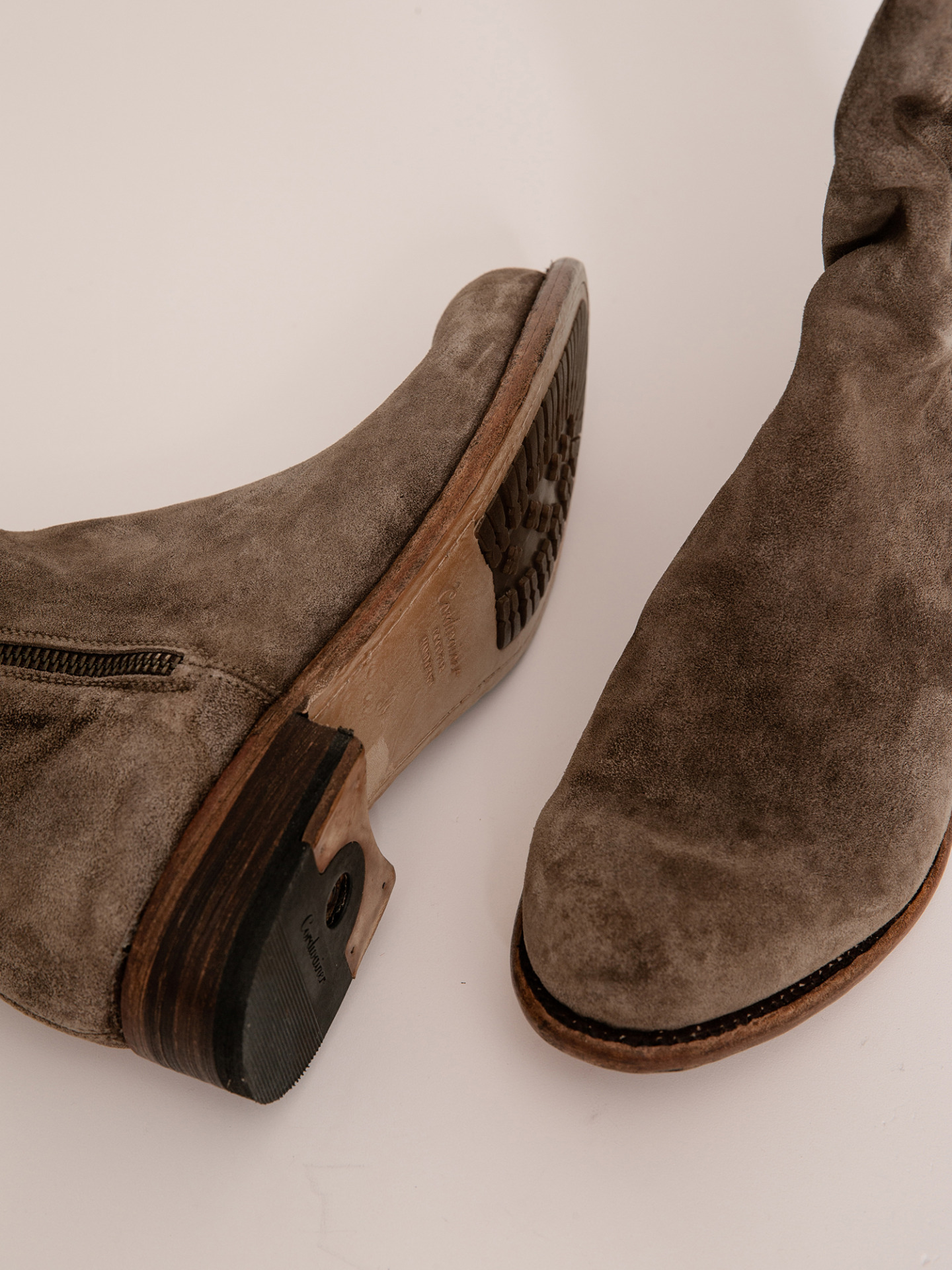 Detailansicht von Stiefelette aus Veloursleder von CORDWAINER