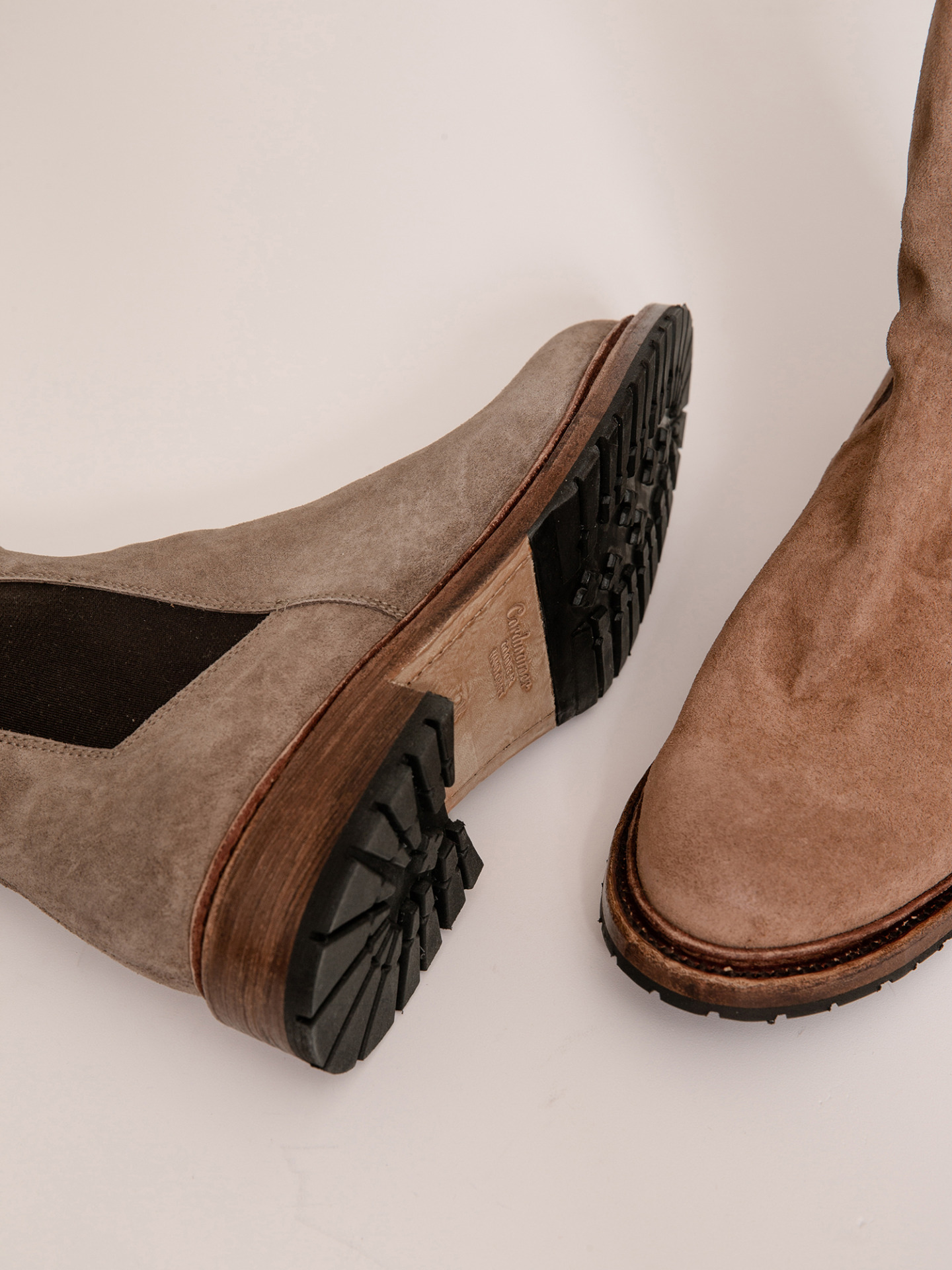 Detailansicht von Chelsea-Boots aus Veloursleder von CORDWAINER