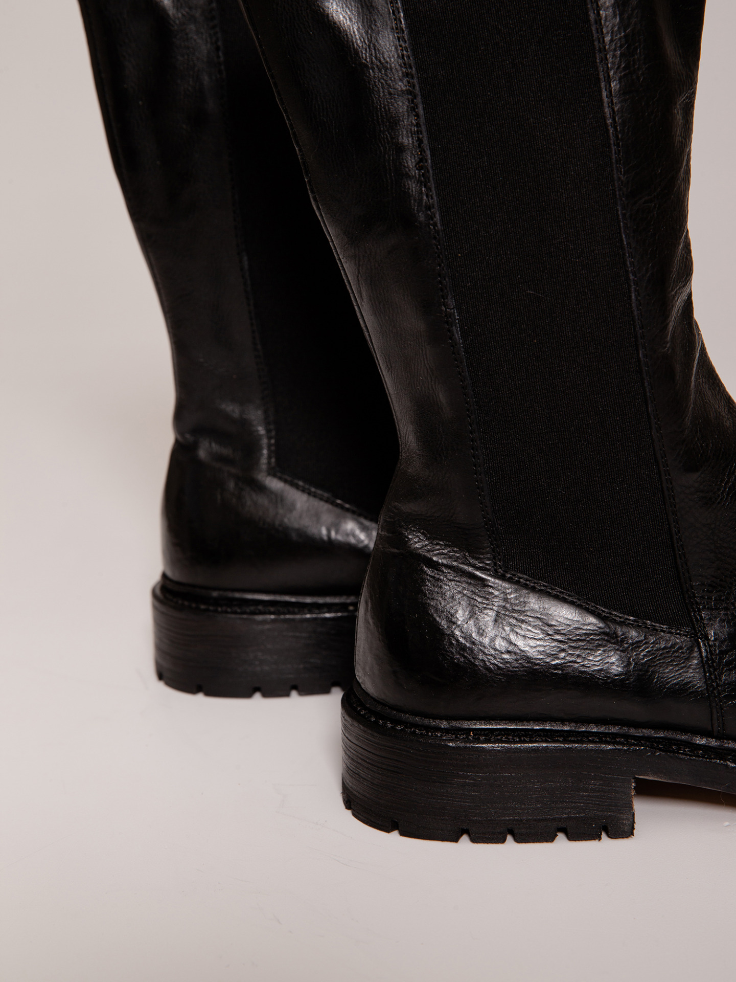Detailansicht von Chelsea-Boots aus Leder von CORDWAINER
