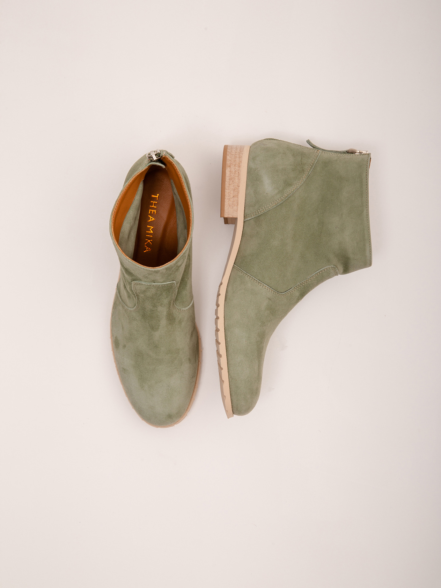 Detailansicht von Stiefelette aus Veloursleder von THEA MIKA