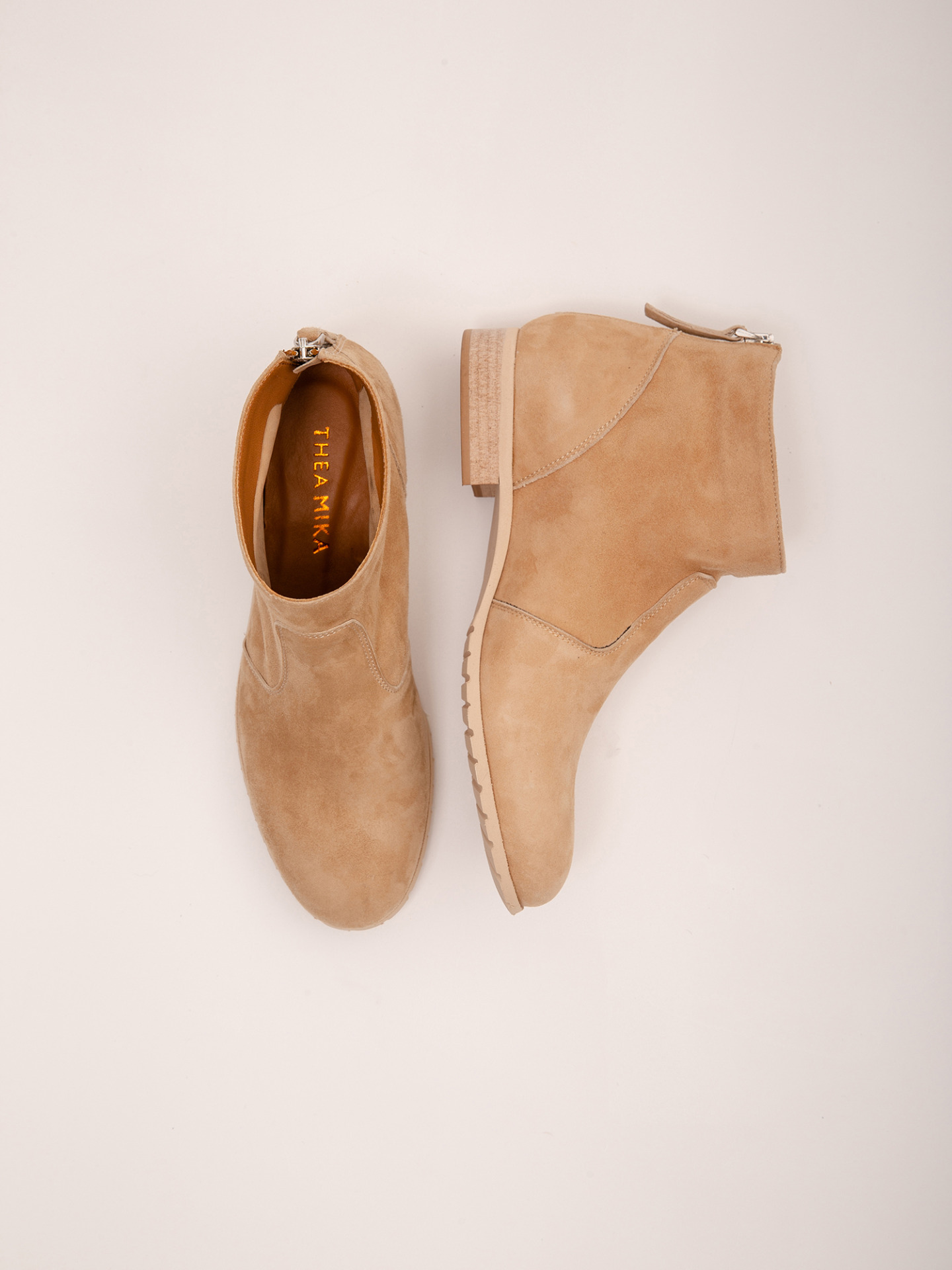 Detailansicht von Stiefelette aus Veloursleder von THEA MIKA