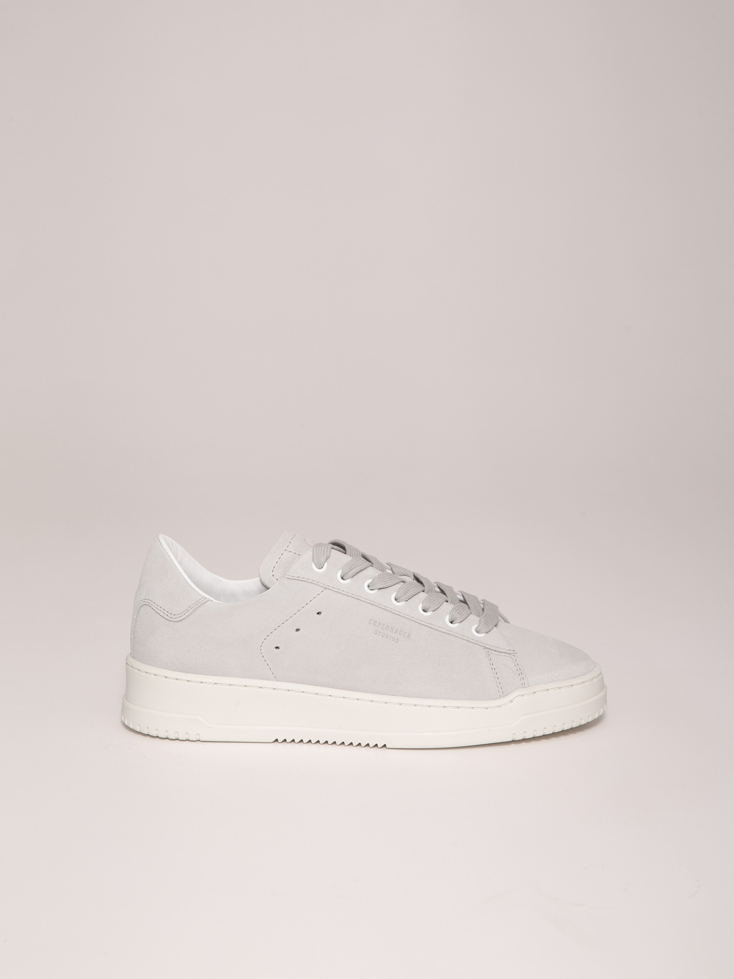 Detailansicht von Sneaker aus Veloursleder von COPENHAGEN