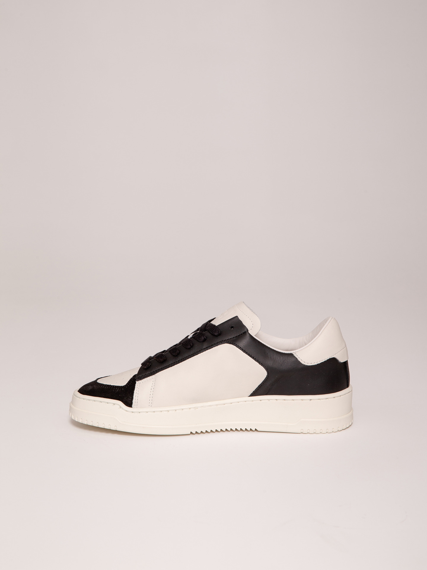 Detailansicht von Sneaker mit Veloursapplikation von COPENHAGEN