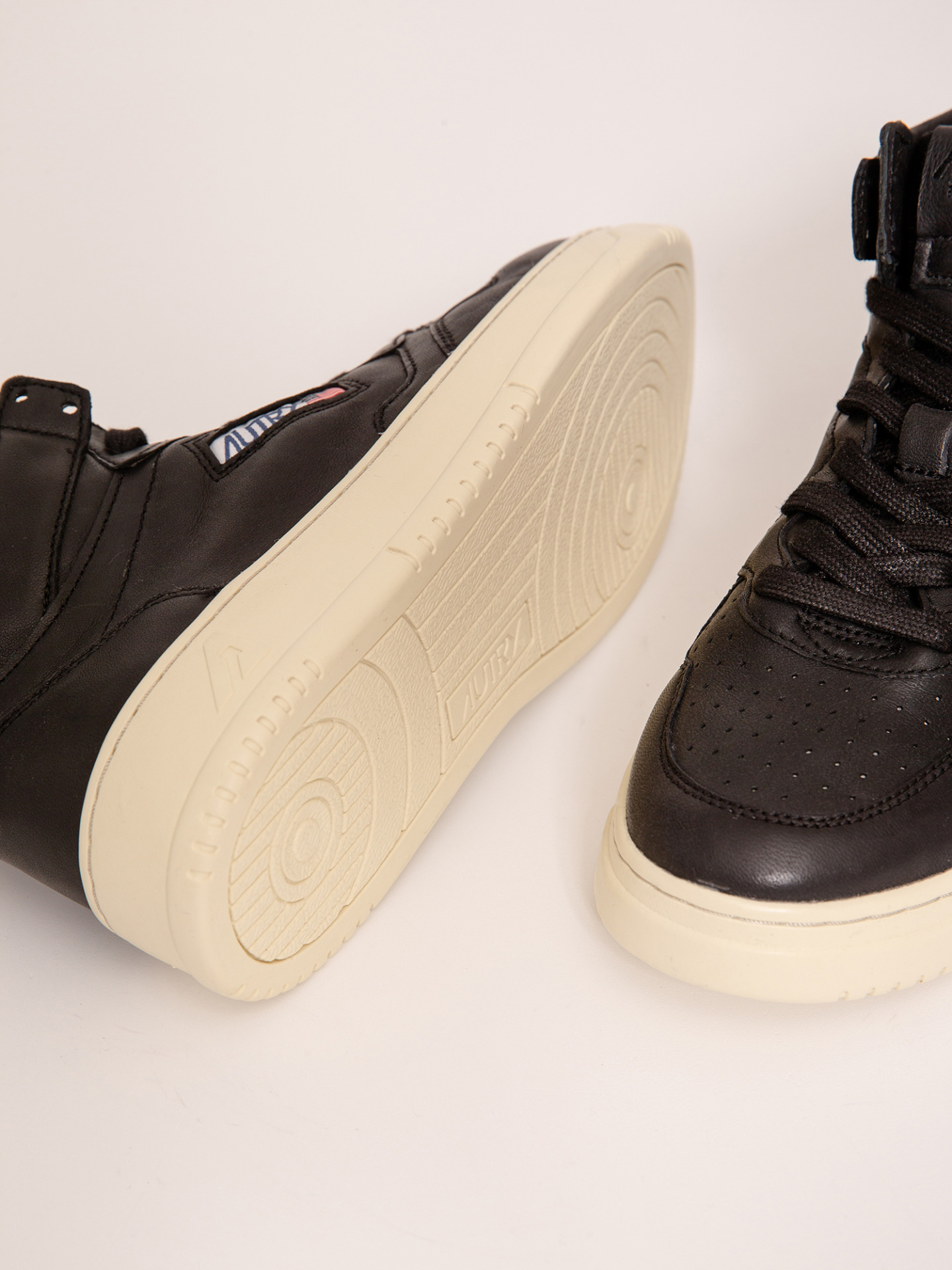 Detailansicht von Hoher Sneaker aus Leder von AUTRY