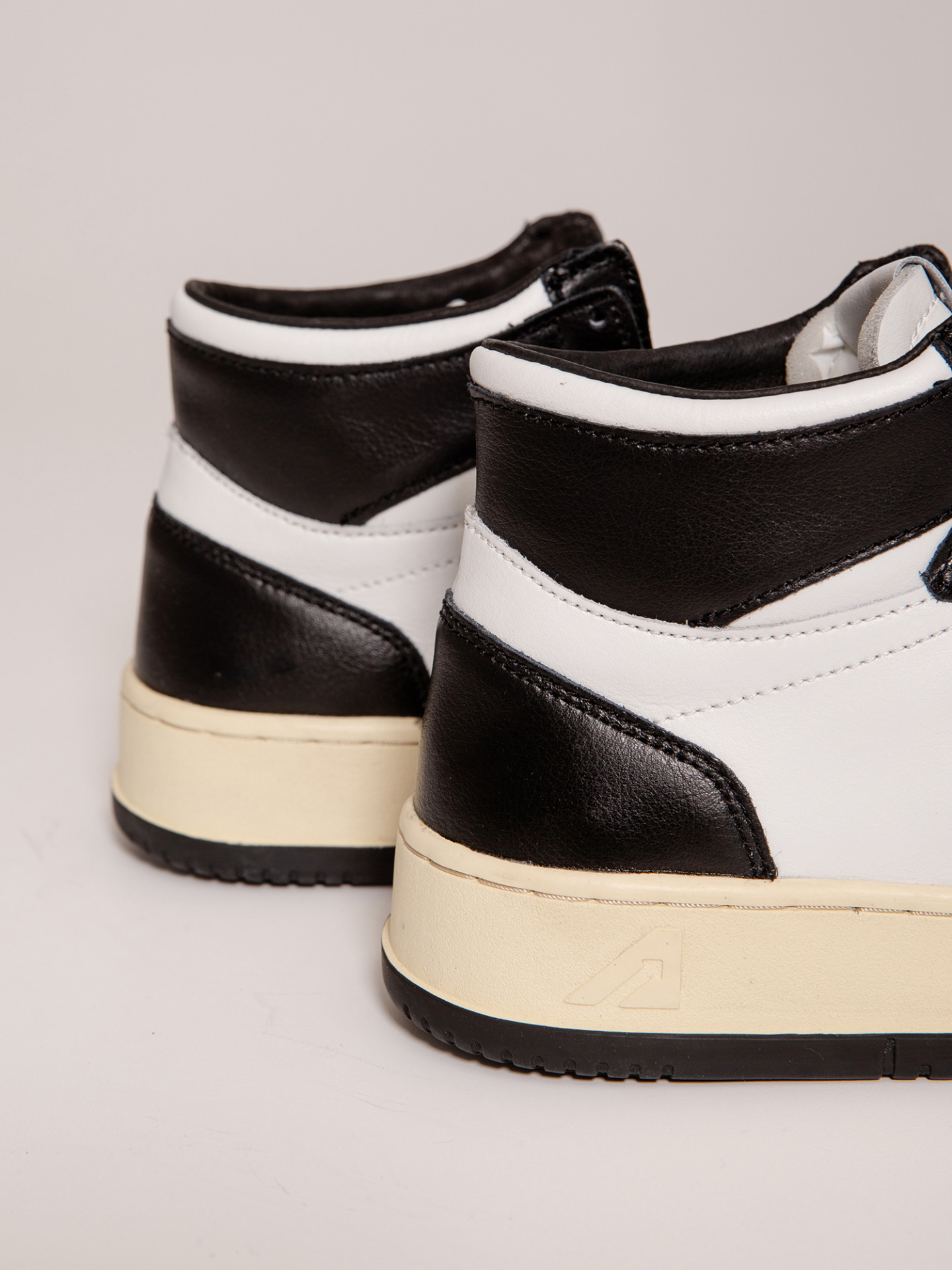 Detailansicht von Hoher Sneaker aus Leder von AUTRY