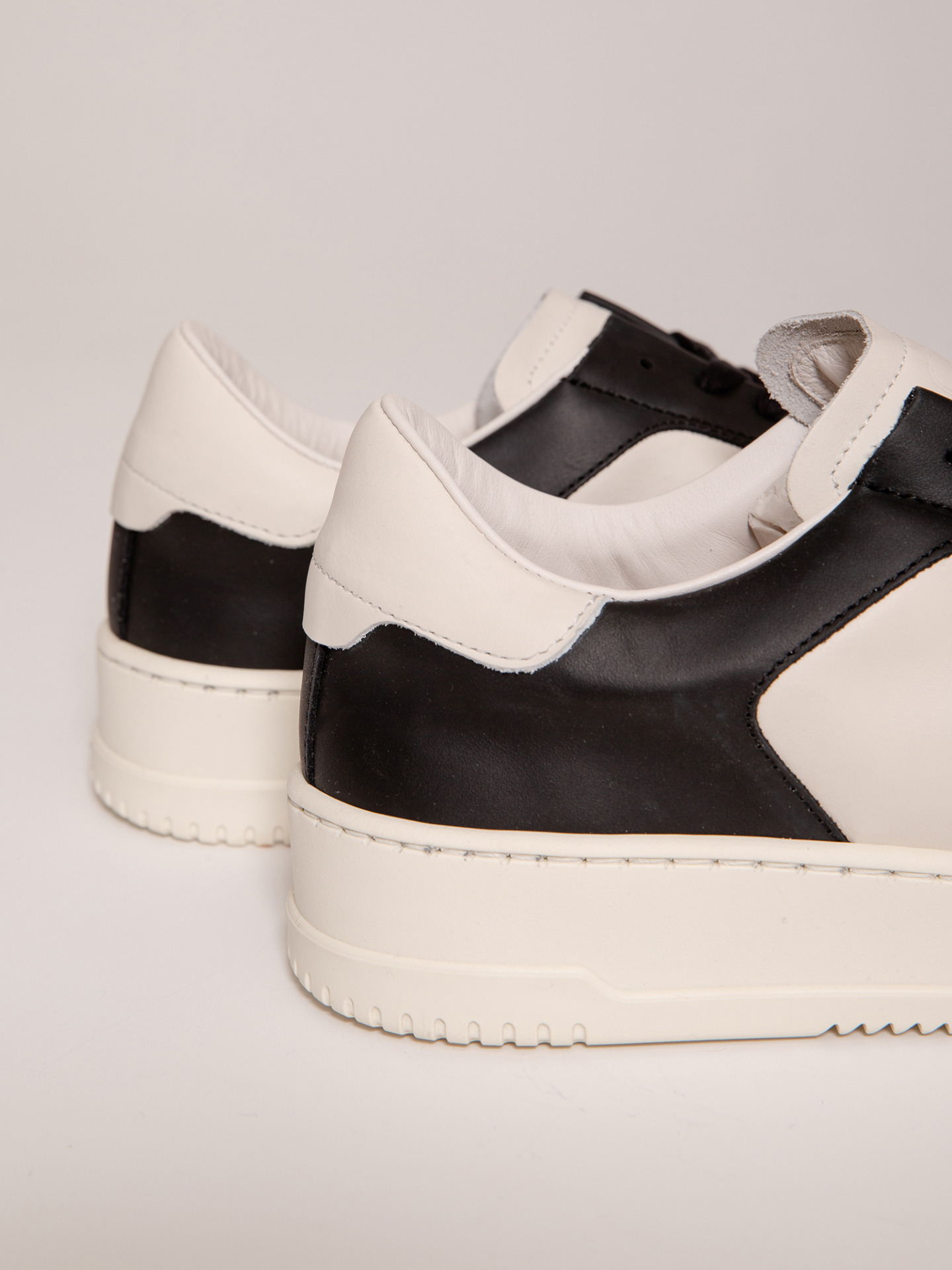 Detailansicht von Sneaker mit Veloursapplikation von COPENHAGEN