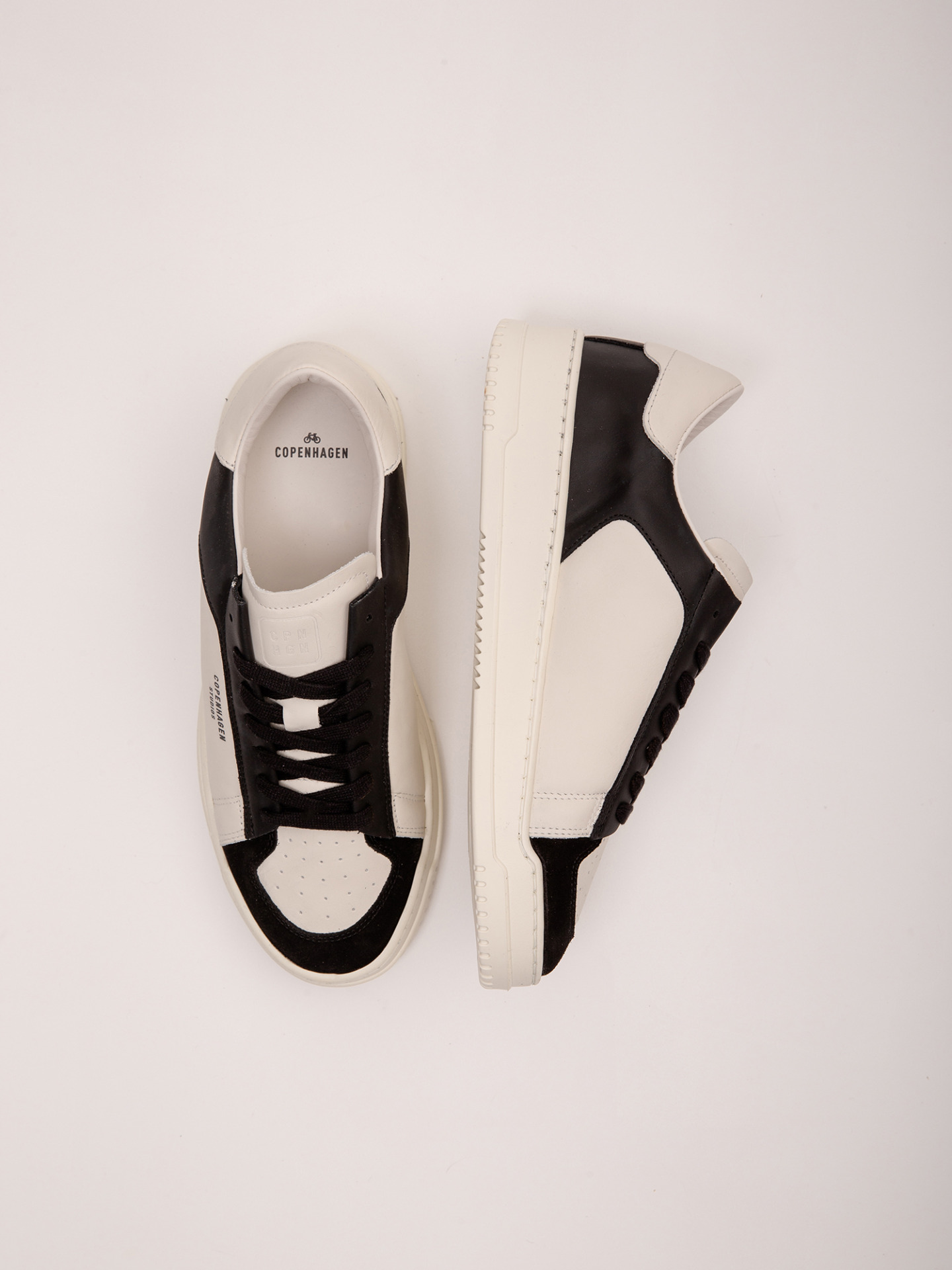 Detailansicht von Sneaker mit Veloursapplikation von COPENHAGEN