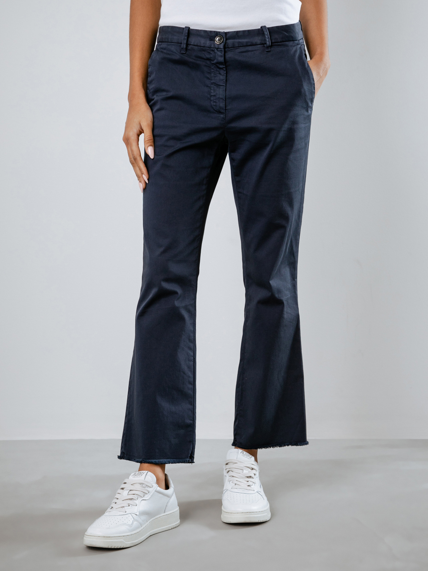 Detailansicht von Cropped Bootcut Hose von NINE IN THE MORNING