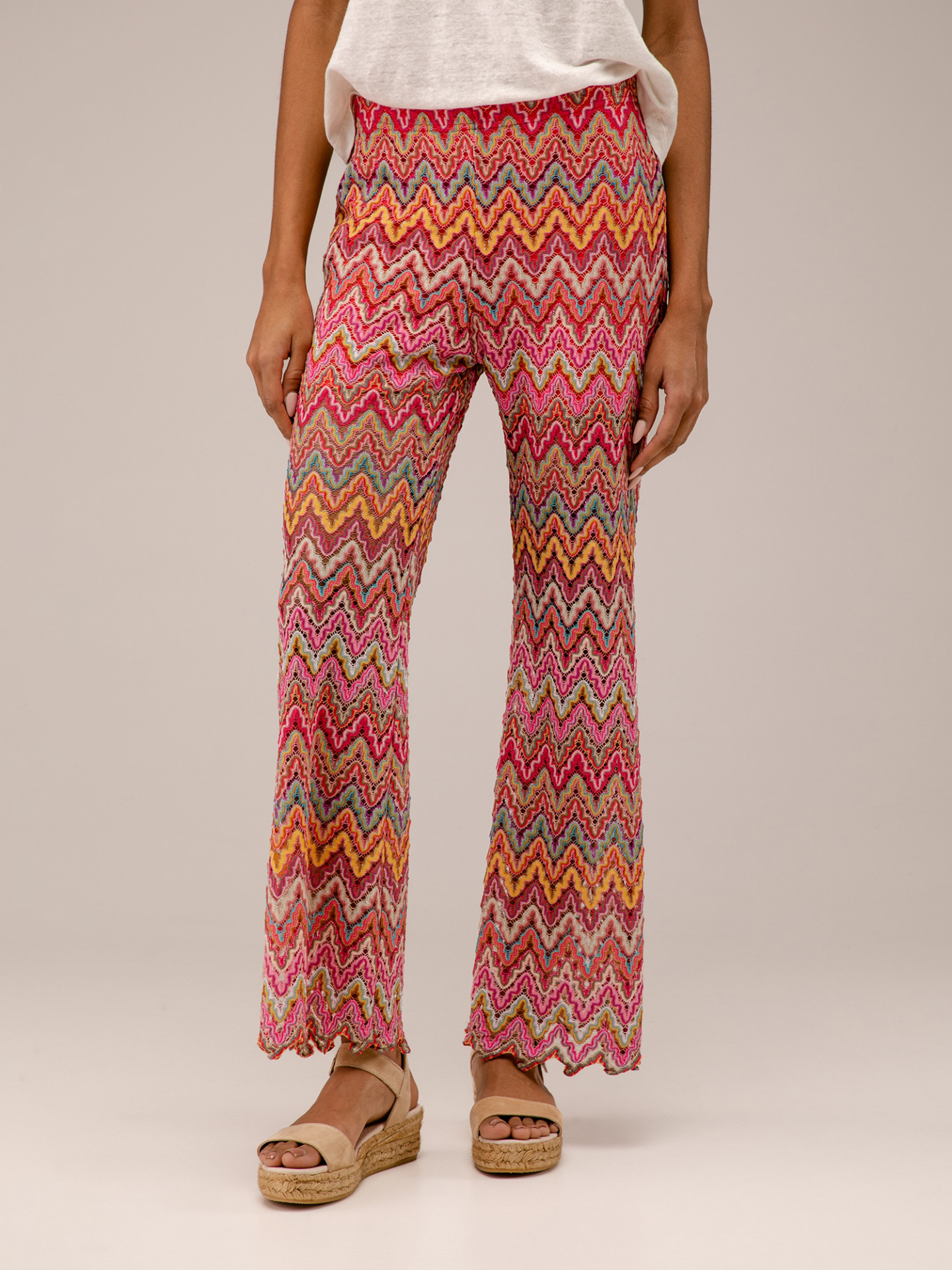 Detailansicht von Flared Hose von ANA ALCAZAR