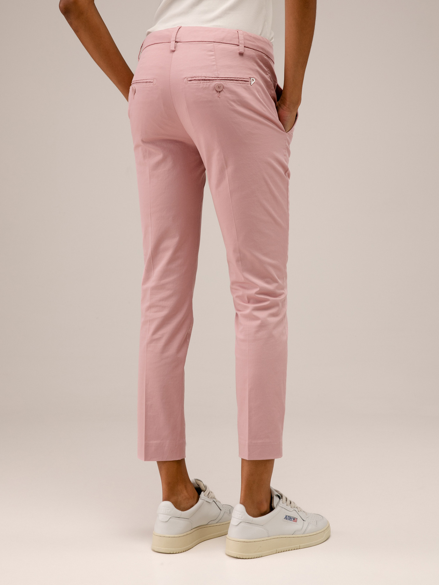 Detailansicht von Cropped Chinohose aus Baumwolle von DONDUP