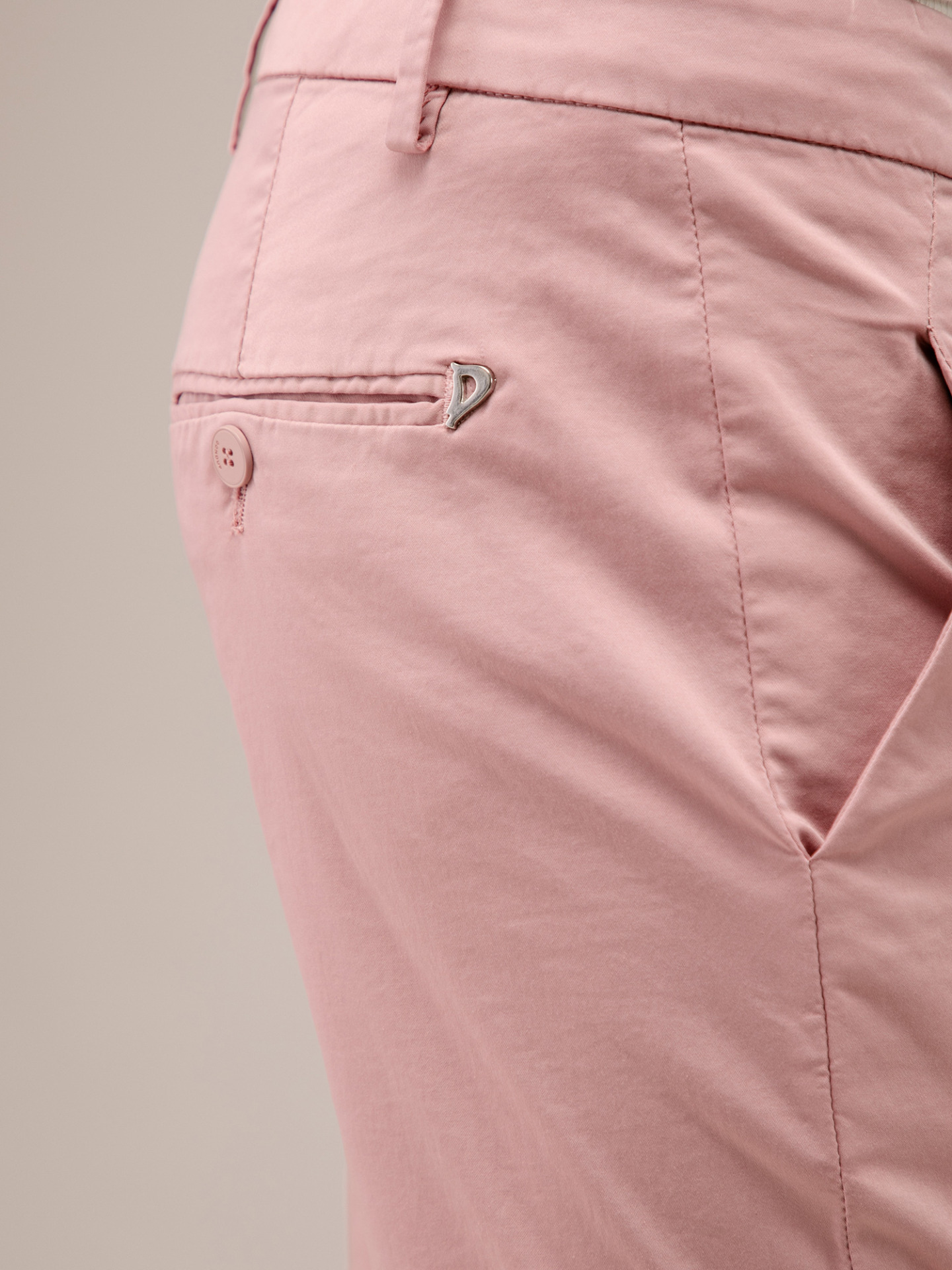 Detailansicht von Cropped Chinohose aus Baumwolle von DONDUP