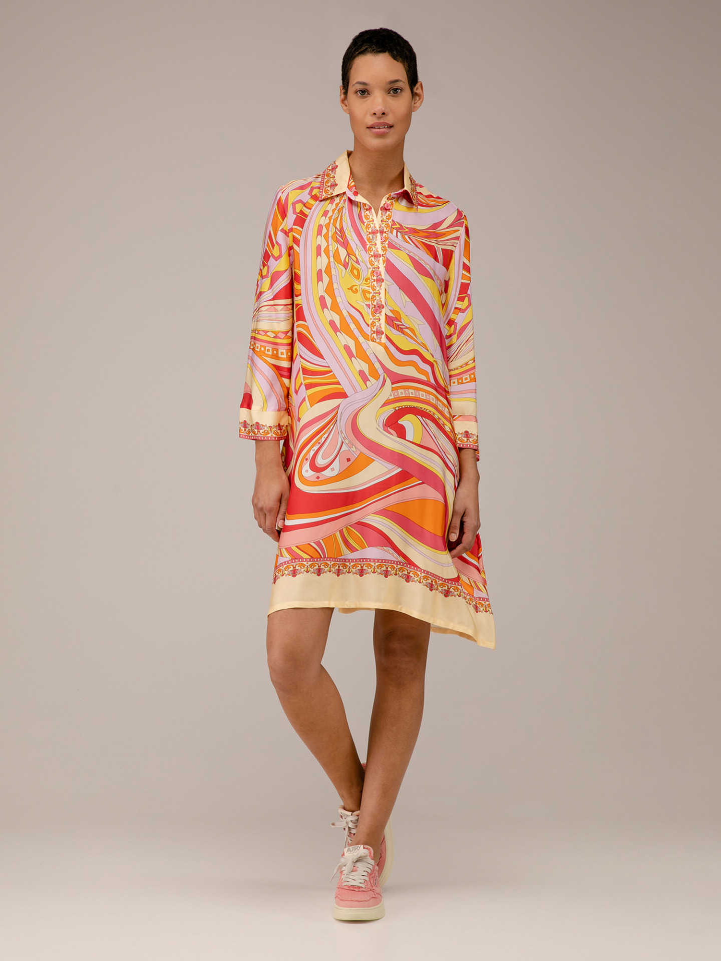 Detailansicht von Kurzes Blusenkleid von ANA ALCAZAR