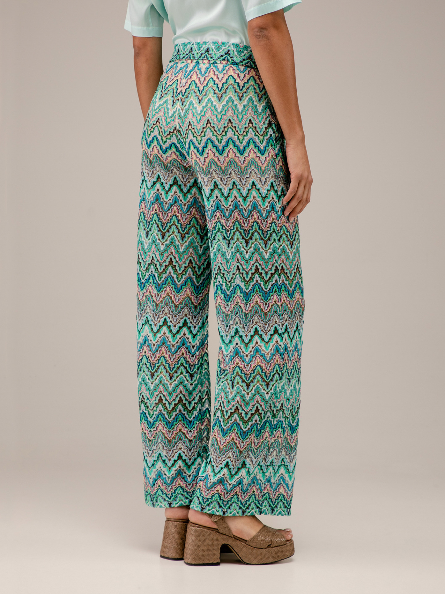 Detailansicht von Flared Hose von ANA ALCAZAR