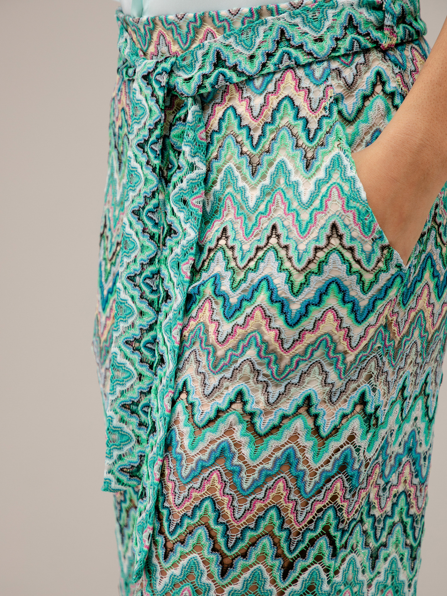 Detailansicht von Flared Hose von ANA ALCAZAR